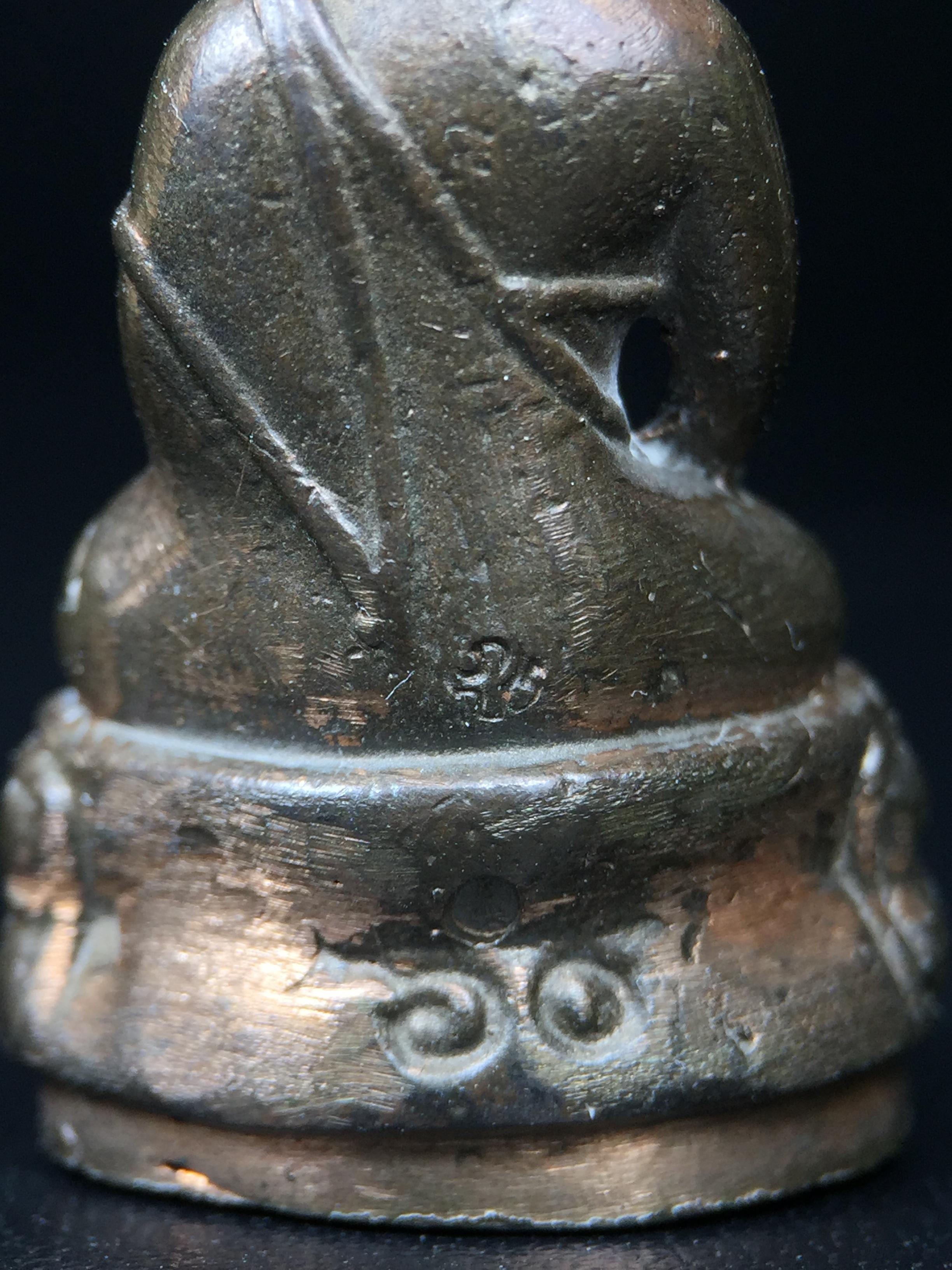 พระกริ่ง ภปร. 60 ปี ธรรมศาสตร์ สร้างเป็นที่ระลึกการสถาปนาครบรอบ 60 ปี มหาวิทยาลัยธรรมศาสตร์ ปี 2537(ในหลวงรัชกาลที่9 เสด็จเป็นประธานในพิธี)(พิธีใหญ่ เกจิที่มีชื่อเสียงมาร่วมปลุกเสกจำนวนมาก ชนวนมาลสารเก่าเข้มขลัง )**ของดีธรรมศาสตร์ที่ศิษย์เก่าไม่ควรพลาด**