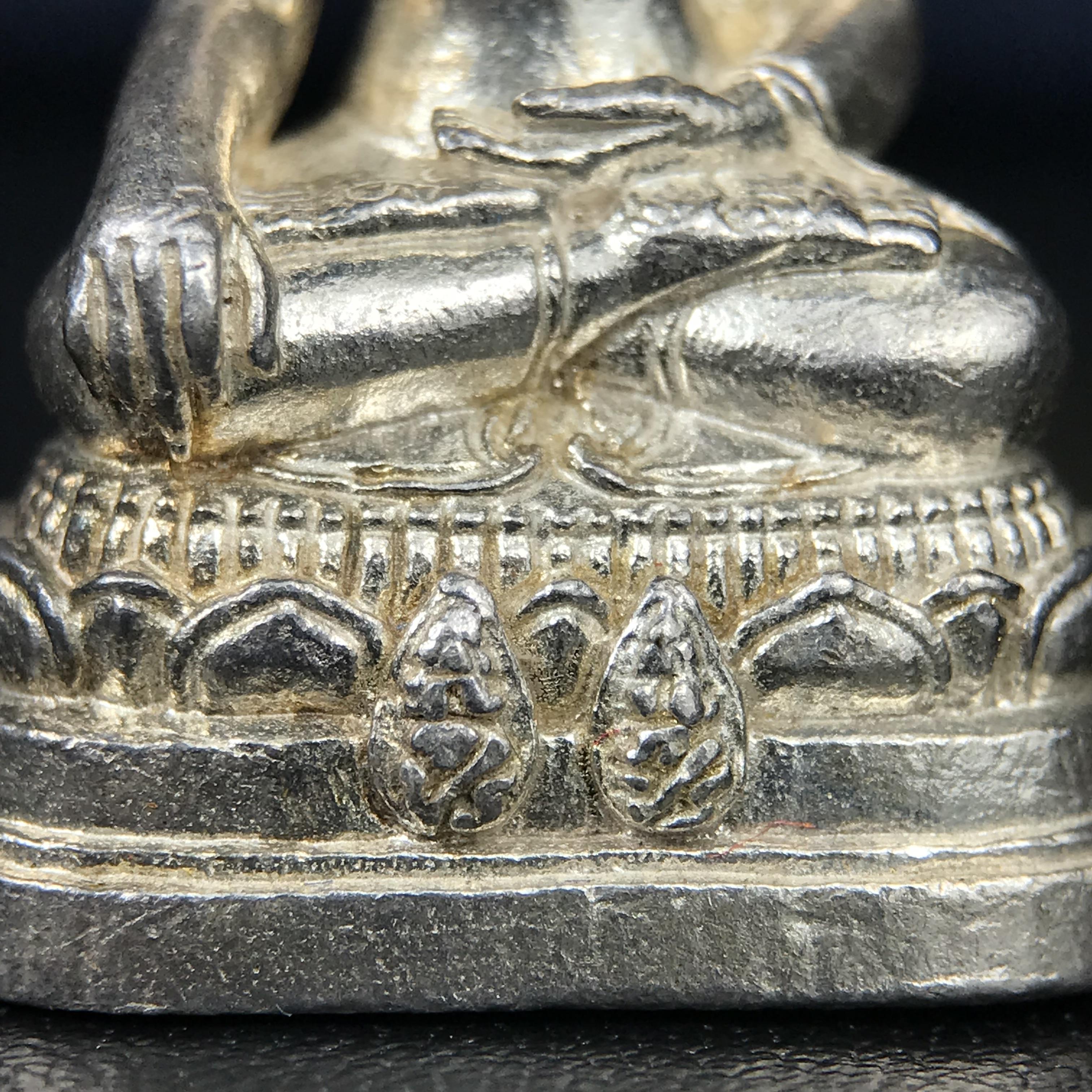 พระกริ่งพระพุทธนรสีห์ จปร.+ภปร. ครบรอบ 100 ปี ธนาคารไทยพาณิชย์ ปี 2550 พระกริ่งเนื้อเงิน(หายาก)(พุทธศิลป์งดงาม)ด้านหน้าฐานประดับด้วยตราสัญลักษณ์ "จปร" และ "ภปร" (องค์เนื้อเงินสร้างน้อย พบเจอน้อยหายาก)1 ใน 2500 องค์