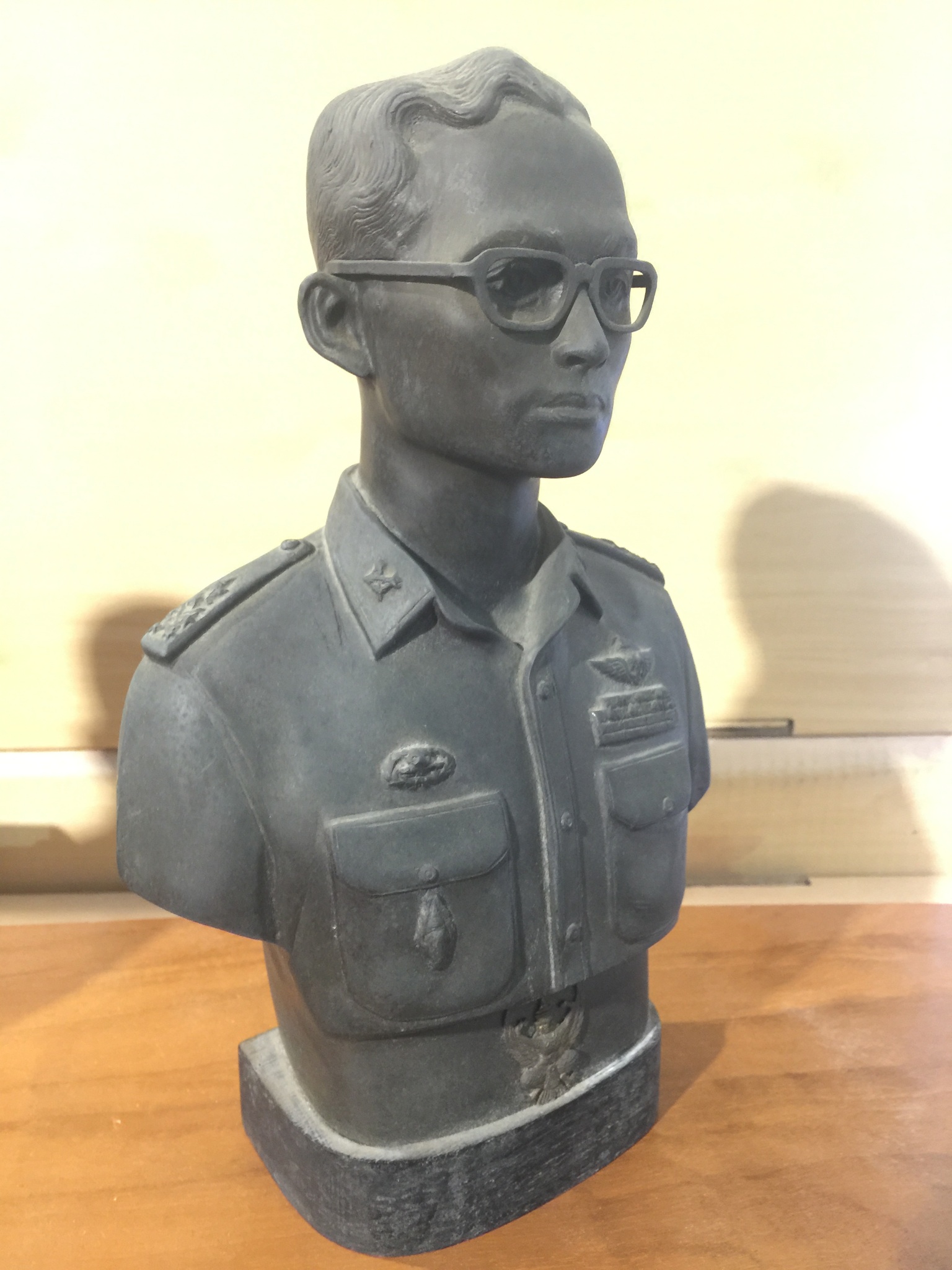 พระบรมรูปในหลวง รัชกาลที่ 9 กรมราชองครักษ์จัดสร้าง พ.ศ.2516(รุ่นแรก)