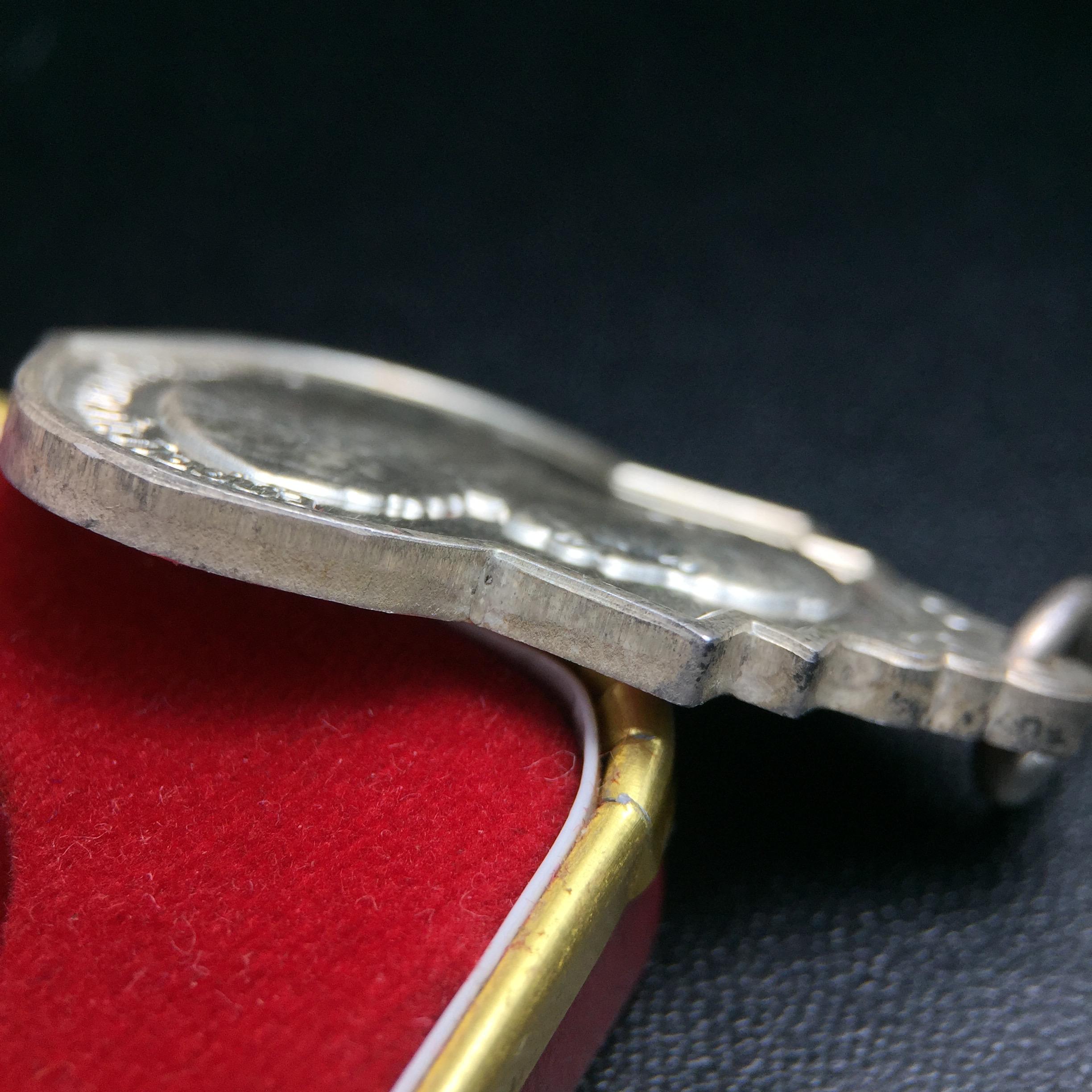 เหรียญที่ระลึกรัชกาลที่ 5 รุ่น ครบ 111 ปี โรงเรียนนายร้อยพระจุลจอมเกล้า ปี 2541 เหรียญทรงเสมาเนื้อเงิน(ขนาดสูง 3.5 ซม.) (ซีนซองเดิมกล่องเดิมครบ) ผลิตโดย กองกษาปณ์ กรมธนารักษ์ สมเด็จพระญาณสังวร สมเด็จพระสังฆราช วัดบวรนิเวศวิหาร ทรงเป็นประธาน(นิยม พิธีใหญ่)