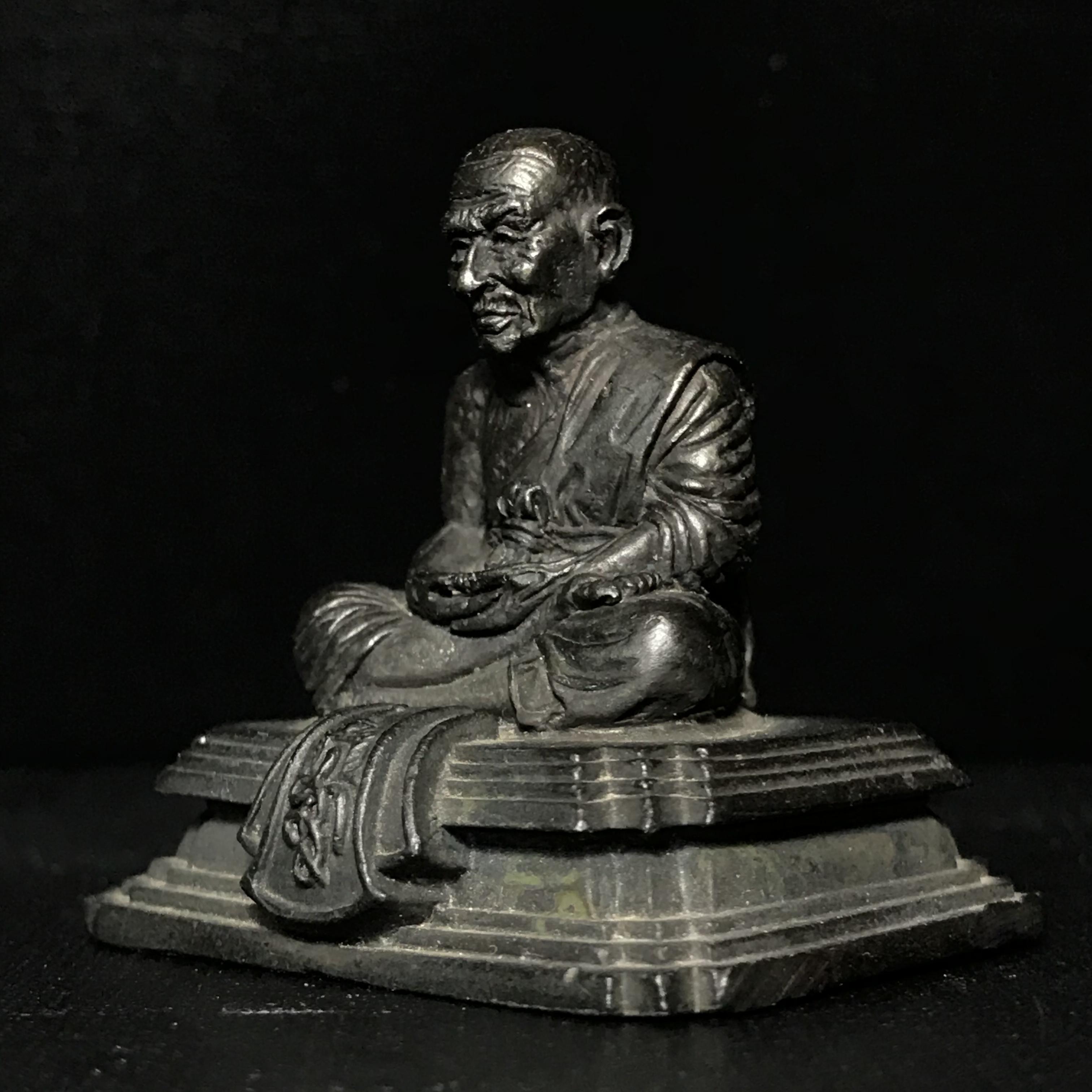 รูปหล่อพระหลวงพ่อทวด สก. ขนาดตั้งบูชาหน้ารถ วัดห้วยมงคล ปี 2546(รุ่น2) สร้างจากเนื้อโลหะที่ตัดชนวนจากส่วนของเศียรหลวงพ่อทวดองค์ใหญ่(คุ้มครองปลอดภัย แคล้วคลาด พิธีใหญ่ มวสสารดี)1 ใน 2500 องค์