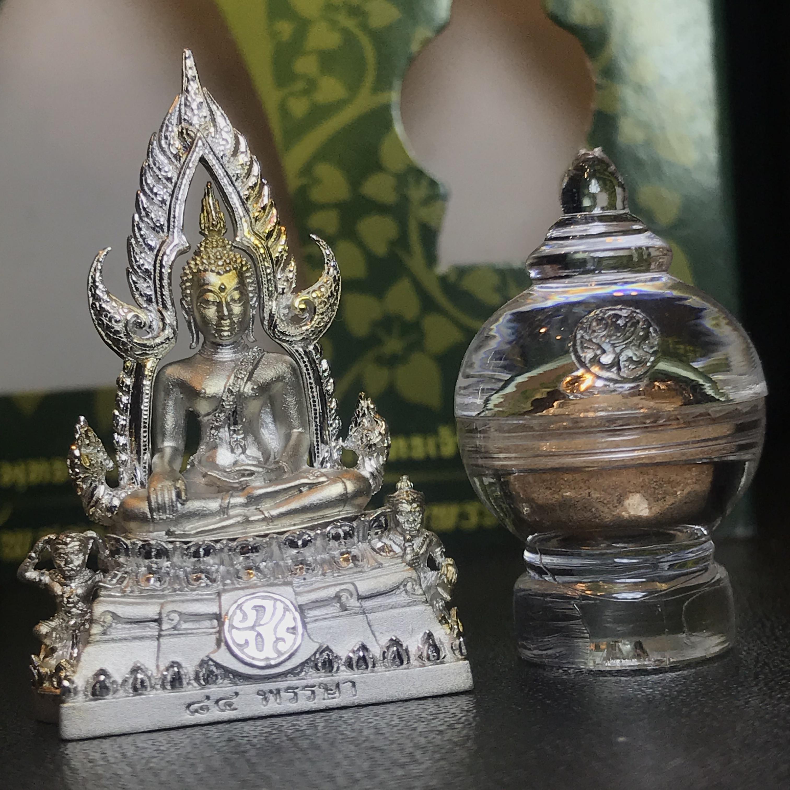 พระพุทธชินราช(จำลอง) ภปร. 84 พรรษา เนื้อเงินชุบทองคำขาว พิมพ์กลางขนาดหน้าตัก 1/2 นิ้ว(1ใน5000องค์) )(พระราชทานมวลสาร จิตรลดาและเส้นพระเจ้า(เส้นผม)รัชกาลที่9)