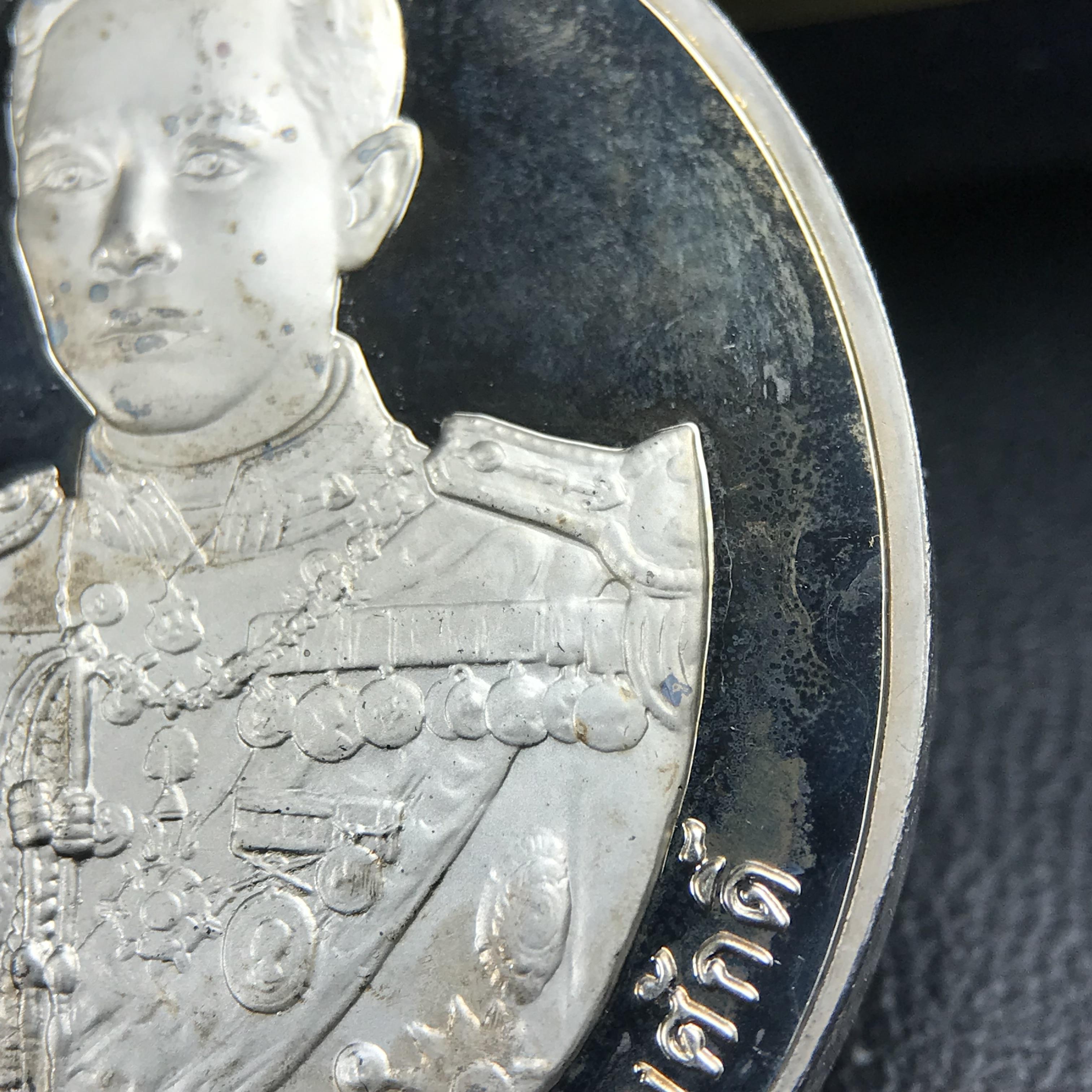 เหรียญหลวงพ่อเงิน – กรมหลวงชุมพรฯ วัดบางคลาน เหรียญไข่สองหน้า เนื้อเงิน 99.99% ขัดเงา ขนาดสูง 3.1 ซม. ประกอบพิธีมหาพุทธาภิเษก ณ อุโบสวัดหิรัญญาราม(วังตะโก) บางคลาน จ.พิจิตร เมื่อวันอังคารที่ 3 มี.ค.2541( เหรียญออกโดยโรงงานกษาปณ์ เพิร์ธ ประเทศออสเตรเลีย )