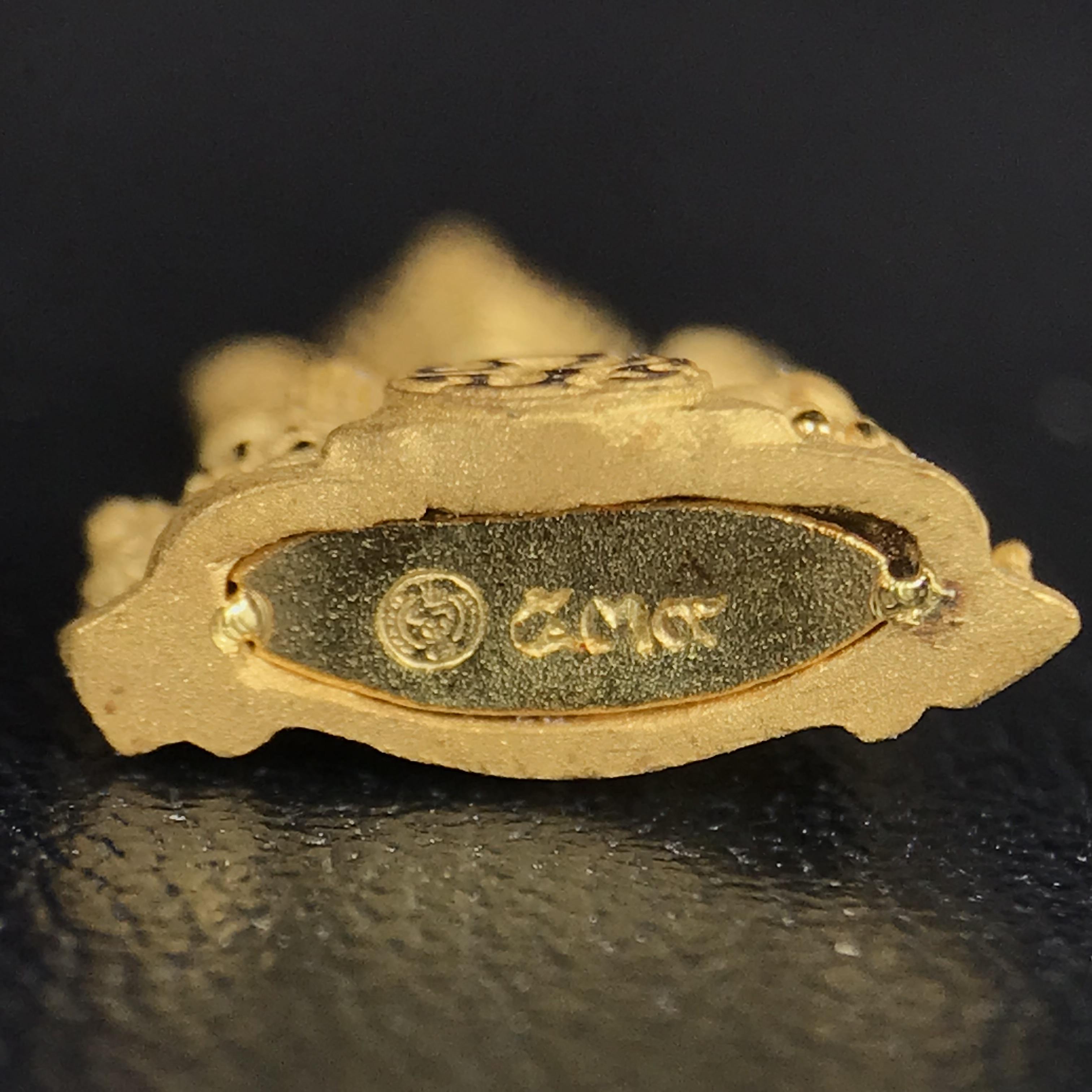 พระพุทธชินราช ภปร. โครงการ "เพราะแผ่นดินนี้ คือ แผ่นดินเกิด" ปี 2548(รุ่นแรก) ลอยองค์เนื้อทองคำบริสุทธิ์ 96.5% (น้ำหนัก 2.5 กรัม) หน้าตัก 1/4 นิ้ว (ขนาด 1.6 x1.1 ซม.) พุทธศิลป์งดงามทรงคุณค่า รุ่นยอดนิยม