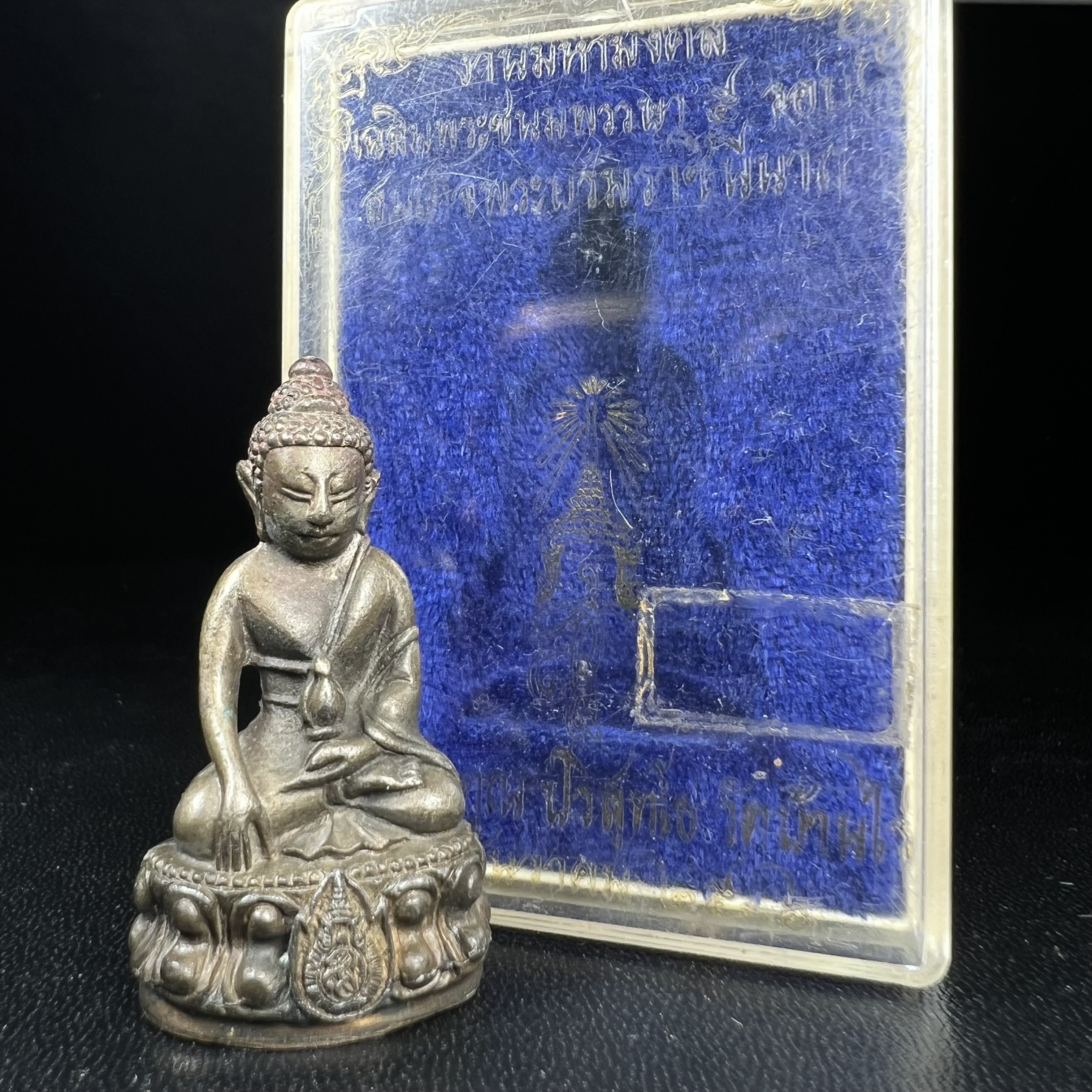 พระกริ่งหลวงพ่อคูณ ปริสุทโธ วัดบ้านไร่ รุ่น สก. ปี 2536 เนื้อนวโลหะ ตอกโค๊ดตอกหมายเลข(๔๕๔๔)งานมหามงคลเฉลิมพระชนมพรรษา 5 รอบ สมเด็จพระบรมราชินีนาถ จัดสร้างโดย กองพลทหารราบที่๒ ทหารเสือราชินี รักษาพระองค์ (พิธีใหญ่ ประวัติชัดเจน อีกหนึ่งรุ่นยอดนิยม)