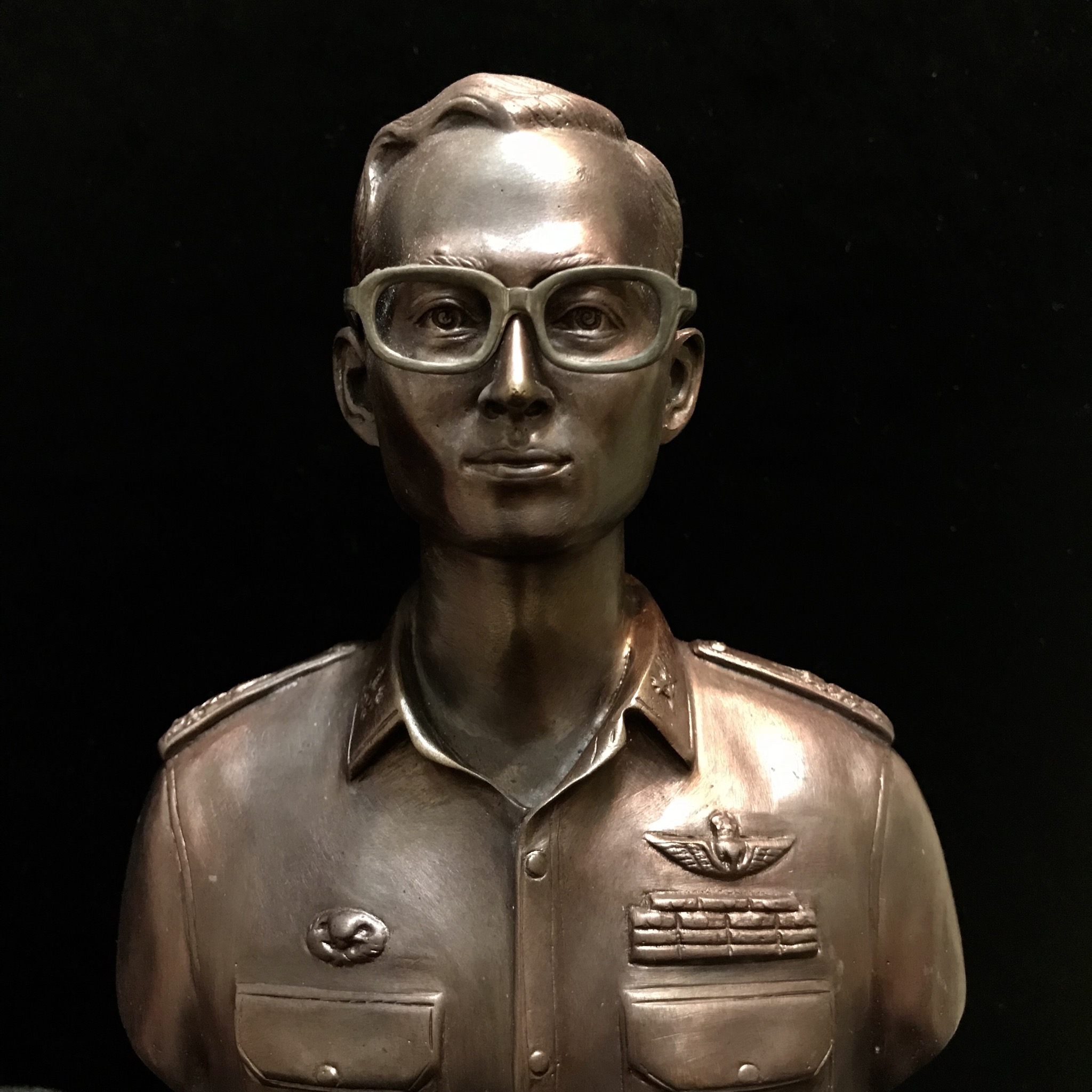 พระบรมรูปหล่อในหลวง ร.9 กรมราชองครักษ์ รุ่น 2 ปี 2539(นิยมหายาก)พร้อมใบรับรองเดิม(สภาพสวยสมบูรณ์เก็บเก่าเดิมอยู่ในถุงซีนและกล่องบรรจุเดิม)องค์หมายเลข 06220