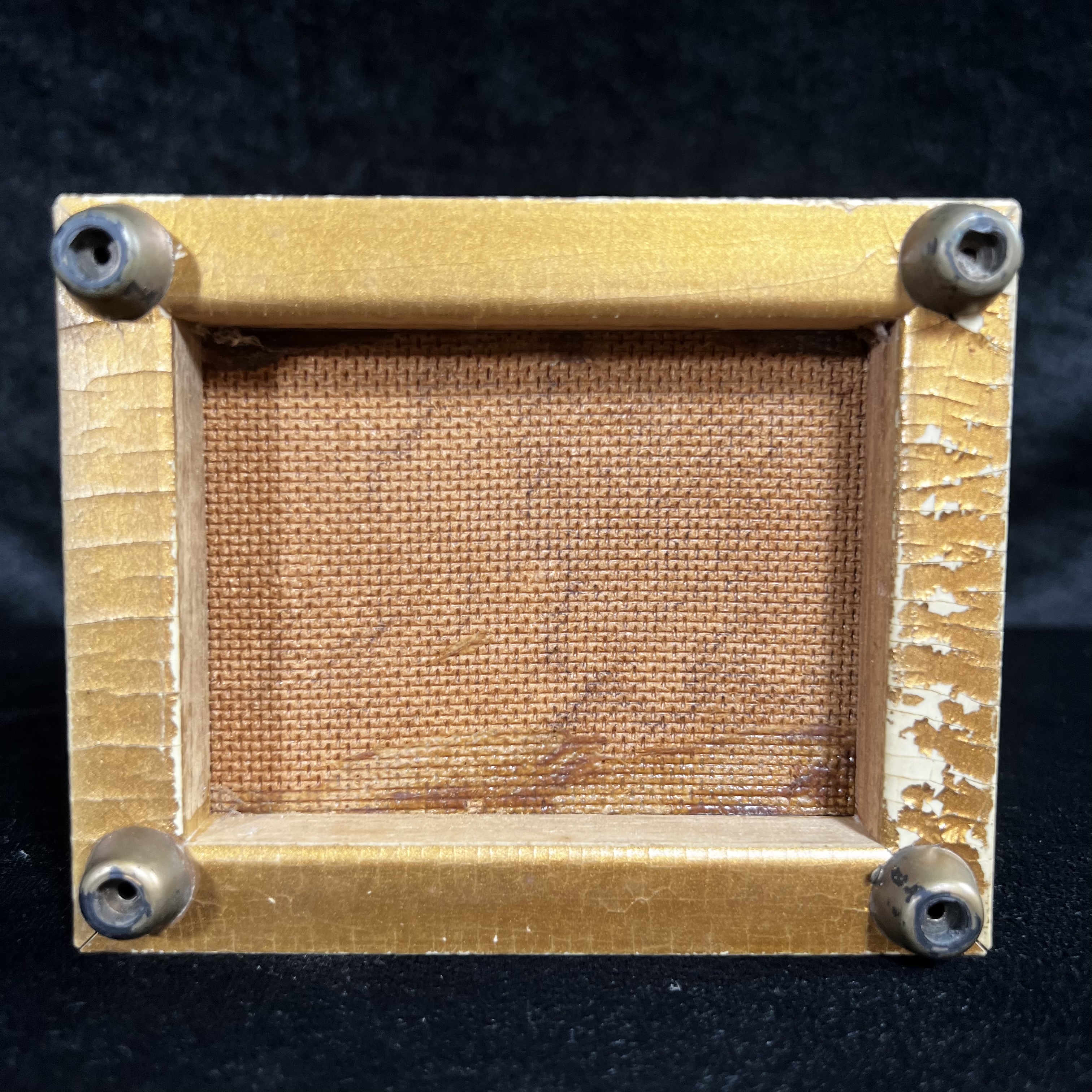 พระพุทธมหามณีรัตนปฏิมากร(พระแก้วมรกต) วัดพระศรีรัตนศาสดาราม สำนักพระราชวัง จัดสร้าง พิมพ์ทรงเครื่อง 3 ฤดู(ร้อน ฝน หนาว) หน้าตัก 2 นิ้วพร้อมครอบตู้เดิม(บรรจุมวลสารใต้ฐาน)