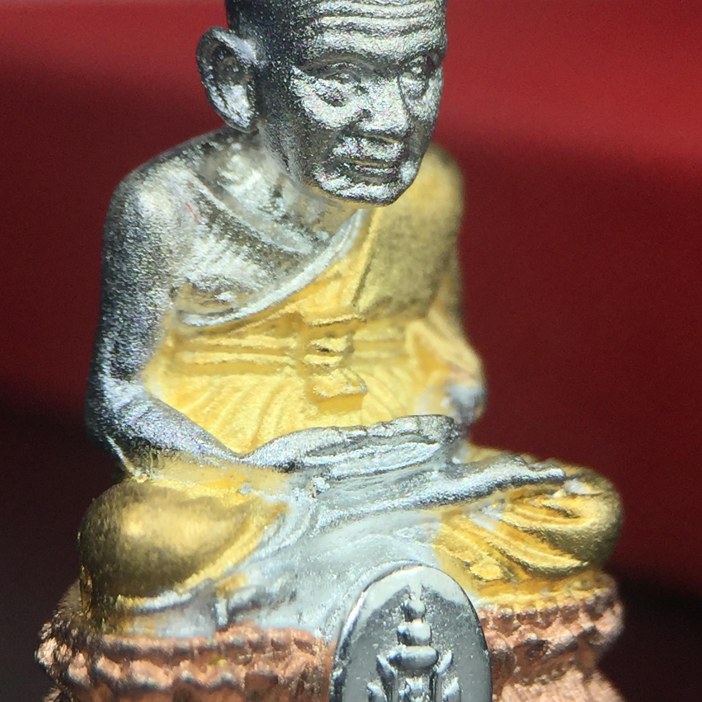 สมเด็จหลวงปู่ทวด วัดช้างให้ รุ่น เฉลิมพระเกียรติ ตราสัญลักษณ์ มวก. พิมพ์ลอยองค์เนื้อเงิน-สามกษัตริย์ ปี 2544 พิธีพุทธาภิเษกใหญ่ ณ อุโบสถวัดช้างให้และอุโบสถวัดพระศรีรัตนศาสดาราม ( วัดพระแก้ว )โดยนิมนต์เกจิชื่อดังสายใต้ทั้งหมดจำนวน 108 รูป