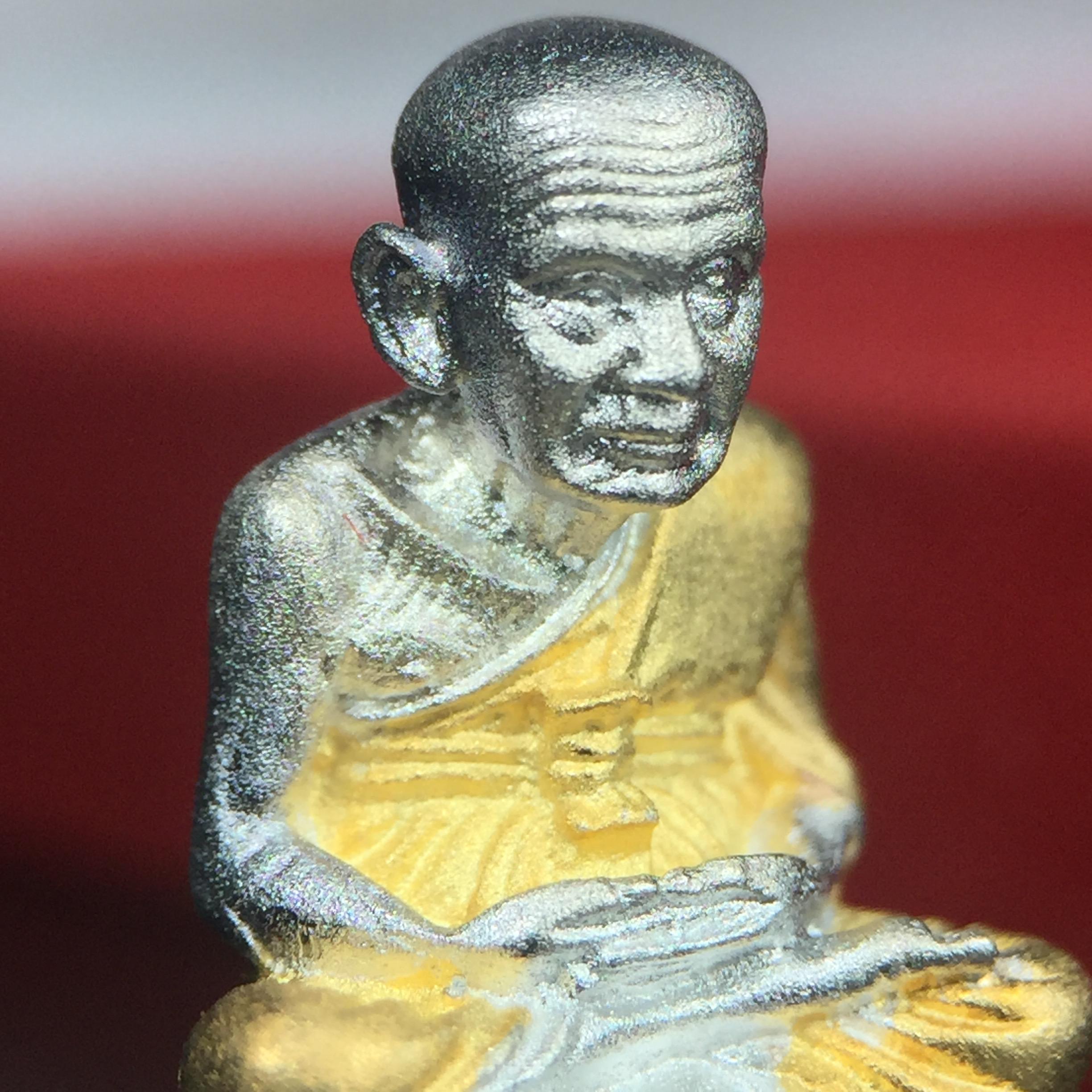 สมเด็จหลวงปู่ทวด วัดช้างให้ รุ่น เฉลิมพระเกียรติ ตราสัญลักษณ์ มวก. พิมพ์ลอยองค์เนื้อเงิน-สามกษัตริย์ ปี 2544 พิธีพุทธาภิเษกใหญ่ ณ อุโบสถวัดช้างให้และอุโบสถวัดพระศรีรัตนศาสดาราม ( วัดพระแก้ว )โดยนิมนต์เกจิชื่อดังสายใต้ทั้งหมดจำนวน 108 รูป