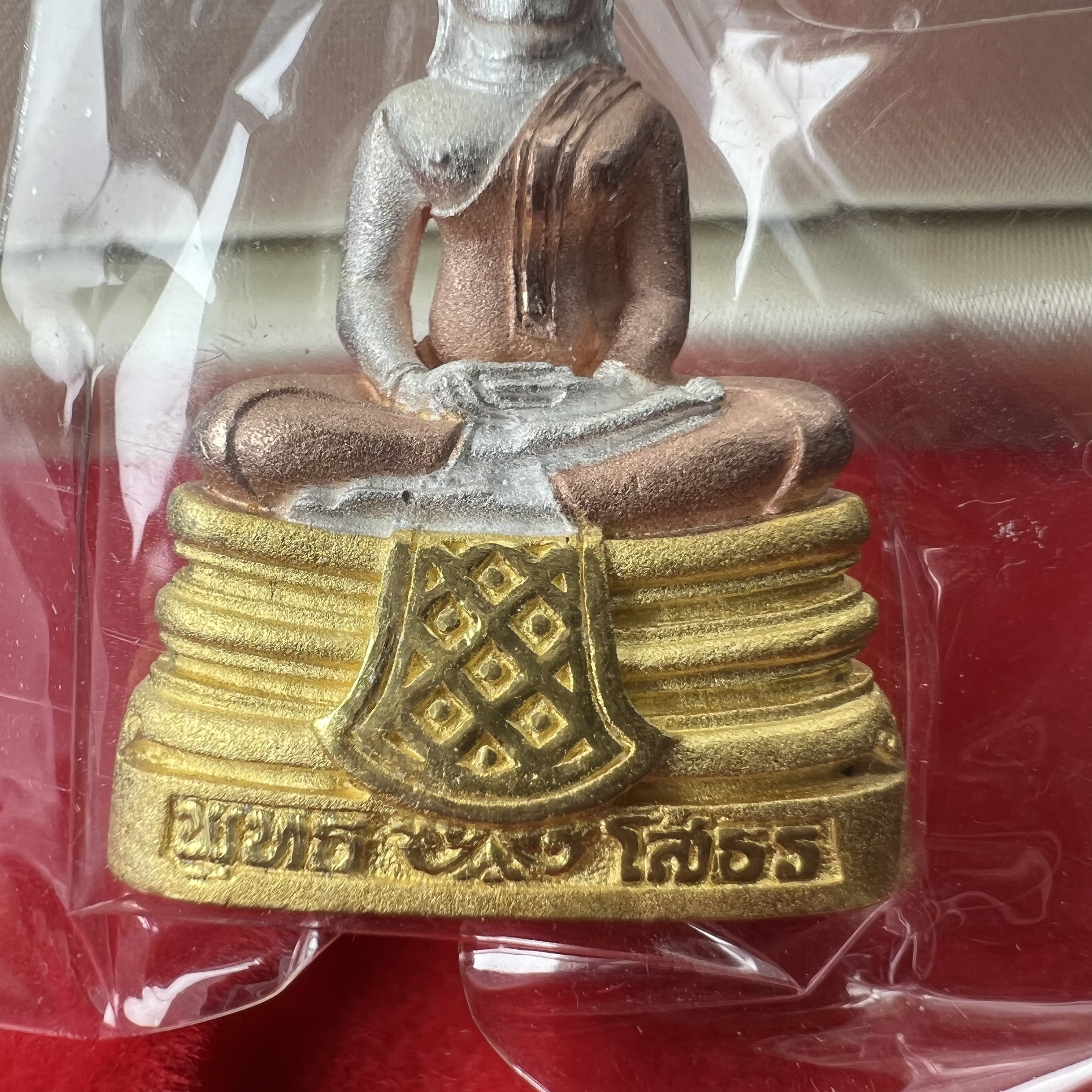 พระพุทธโสธร(หลวงพ่อโสธร) รุ่นสร้างอุโบสถ ปี2539 เนื้อเงินสามกษัตริย์ ลอยองค์พิมพ์ใหญ่ สภาพสวยกล่องบรรจุเดิมครบสมบูรณ์(แบบนี้หายาก)(งานแพรนด้า จิวเวลรี่)สวยงดงาม