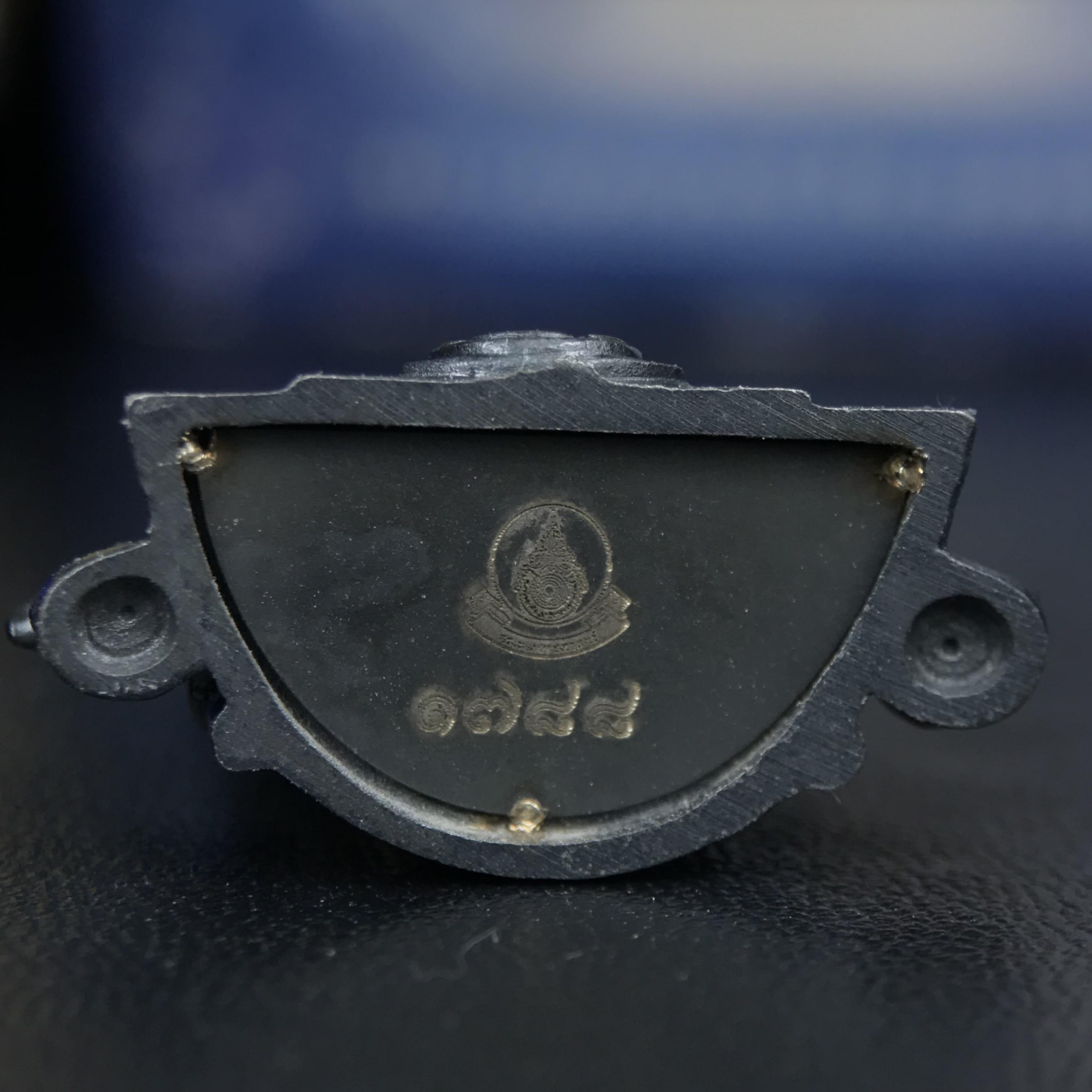 พระพุทธชินราช ภปร. โครงการเพราะแผ่นดินนี้คือแผ่นดินเกิด เนื้อเงินชุบทองคำขาวซุ้มรมดำ ปี2551 ขนาดหน้าตัก1/2นิ้ว(3.5*2.5ซม.)ประกอบพิธี ณ พระอุโบสถ วัดพระศรีรัตนศาสดาราม(วัดพระแก้ว)และพระวิหารวัดพระศรีรัตนมหาธาตุวรมหาวิหาร(จ.พิษณุโลก)(สวยงามหายาก)1ใน5000องค์