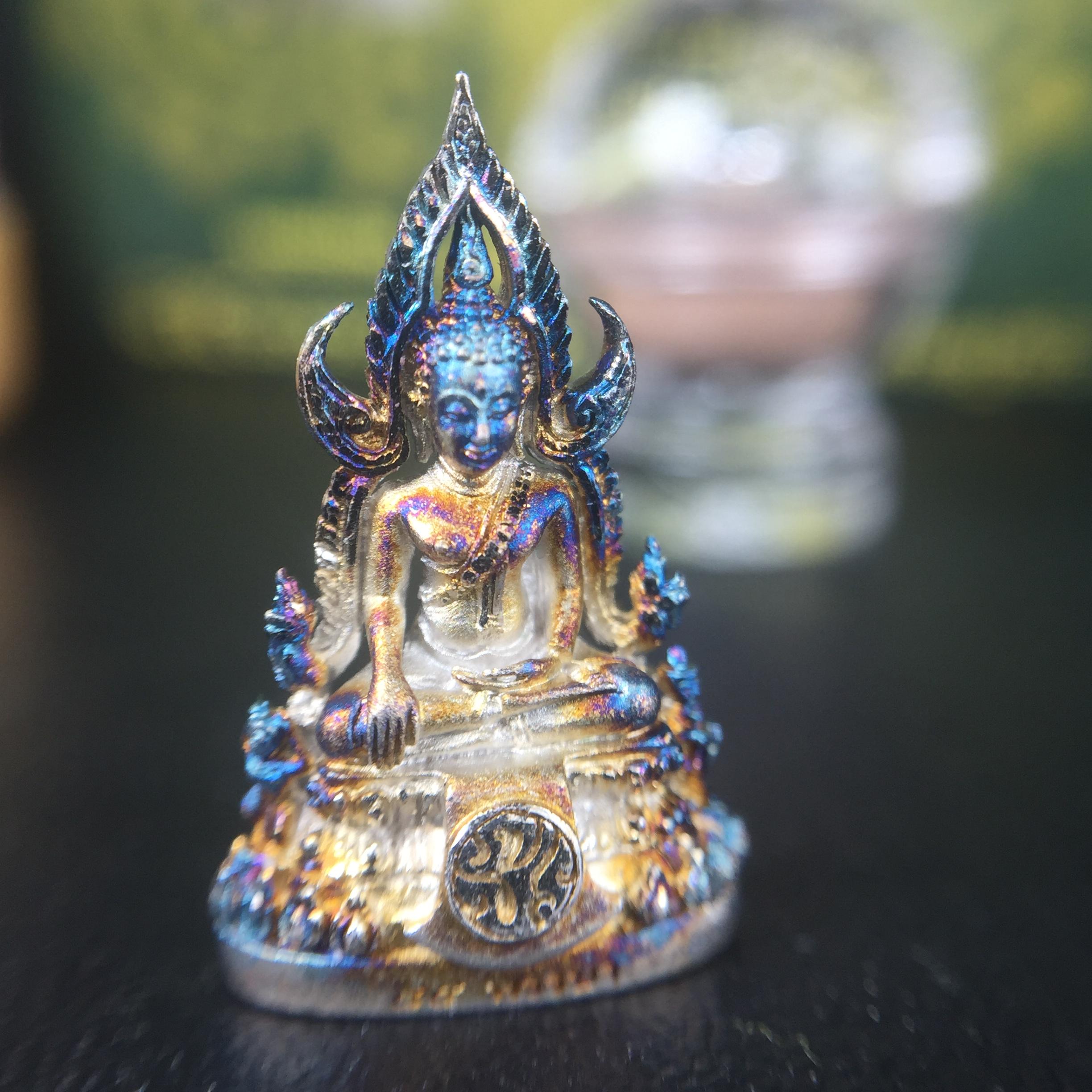 พระพุทธชินราช(จำลอง) ภปร. 84 พรรษา เนื้อเงินชุบทองคำขาว พิมพ์เล็กขนาดหน้าตัก 1/4 นิ้ว (สภาพผิวเดิมสวย ขึ้นสีรุ้งธรรมชาติ แบบนิยม)(พระราชทานมวลสาร จิตรลดาและเส้นพระเจ้า(เส้นผม))