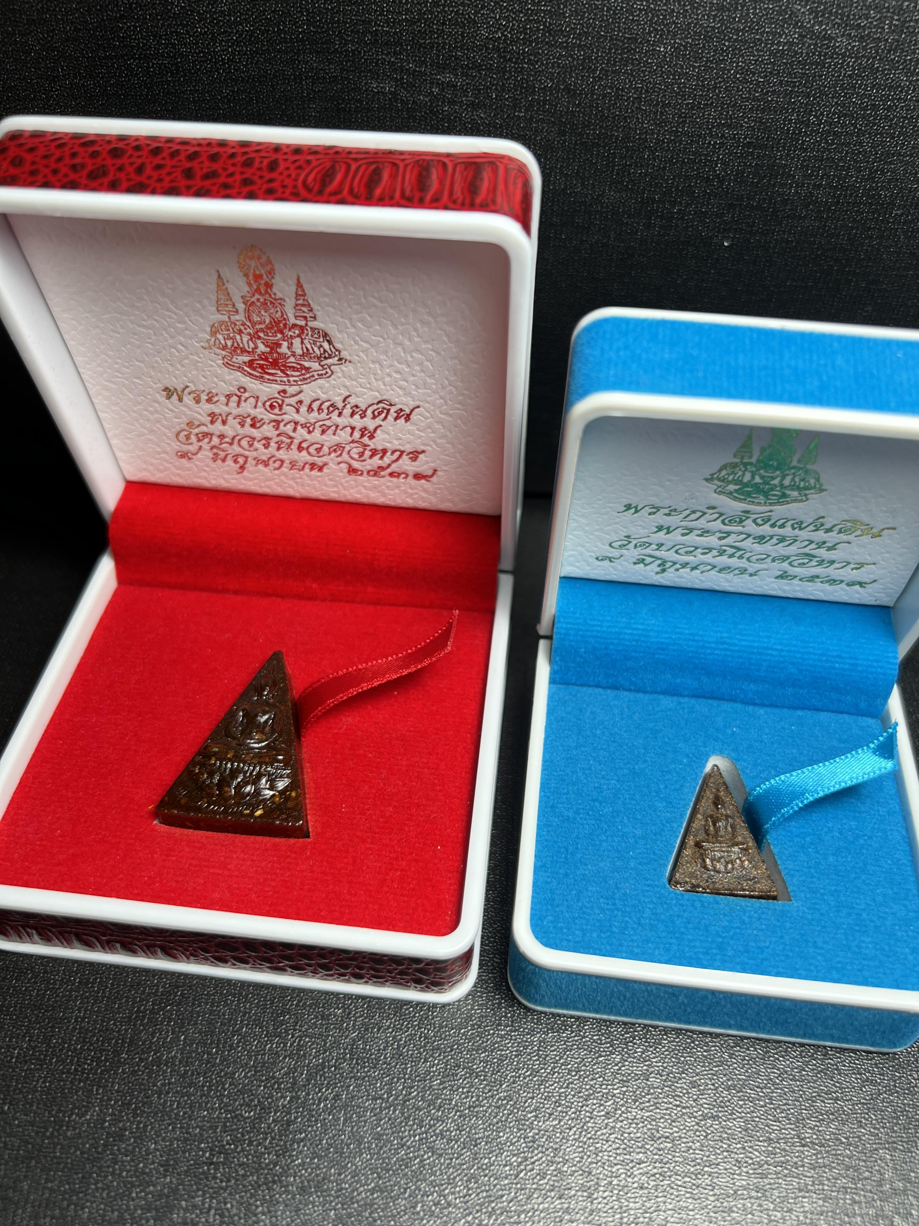 พระกำลังแผ่นดิน พระราชทาน วัดบวรนิเวศวิหาร ปี2539 พิมพ์ใหญ่-พิมพ์เล็ก กรรมการ (ในหลวง รัชกาลที่ 9 พระราชทานมวลสารจิตรลดา)นิยมหายาก