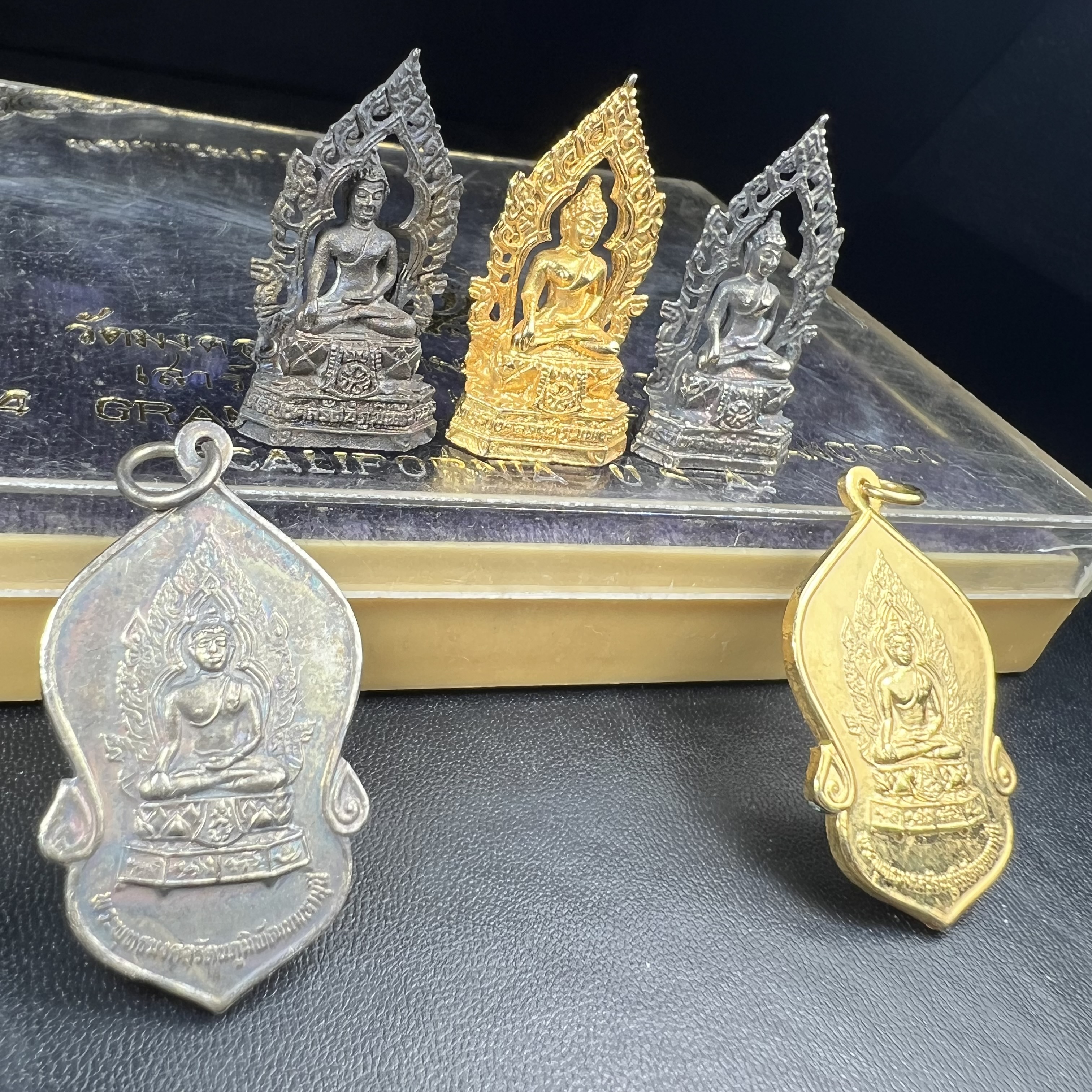 ชุดวัตถุมงคลพระพุทธมงคลรัตนภูมิพัฒนมหามุนี ภปร. วัดมงคลรัตนาราม วัดไทยในซานฟรานซิสโก สหรัฐอเมริกา ( Sanfrancisco USA.) ปี 2523(ชุดพิเศษกรรมการ 1 ชุด 5 รายการ)หายาก(พิธีใหญ่)หลวงปู่โต๊ะ วัดประดู่ฉิมพลี พร้อมเกจิอาจารย์ในยุคอีก ๑๐๘ รูปนั่งปรกอธิษฐานจิต