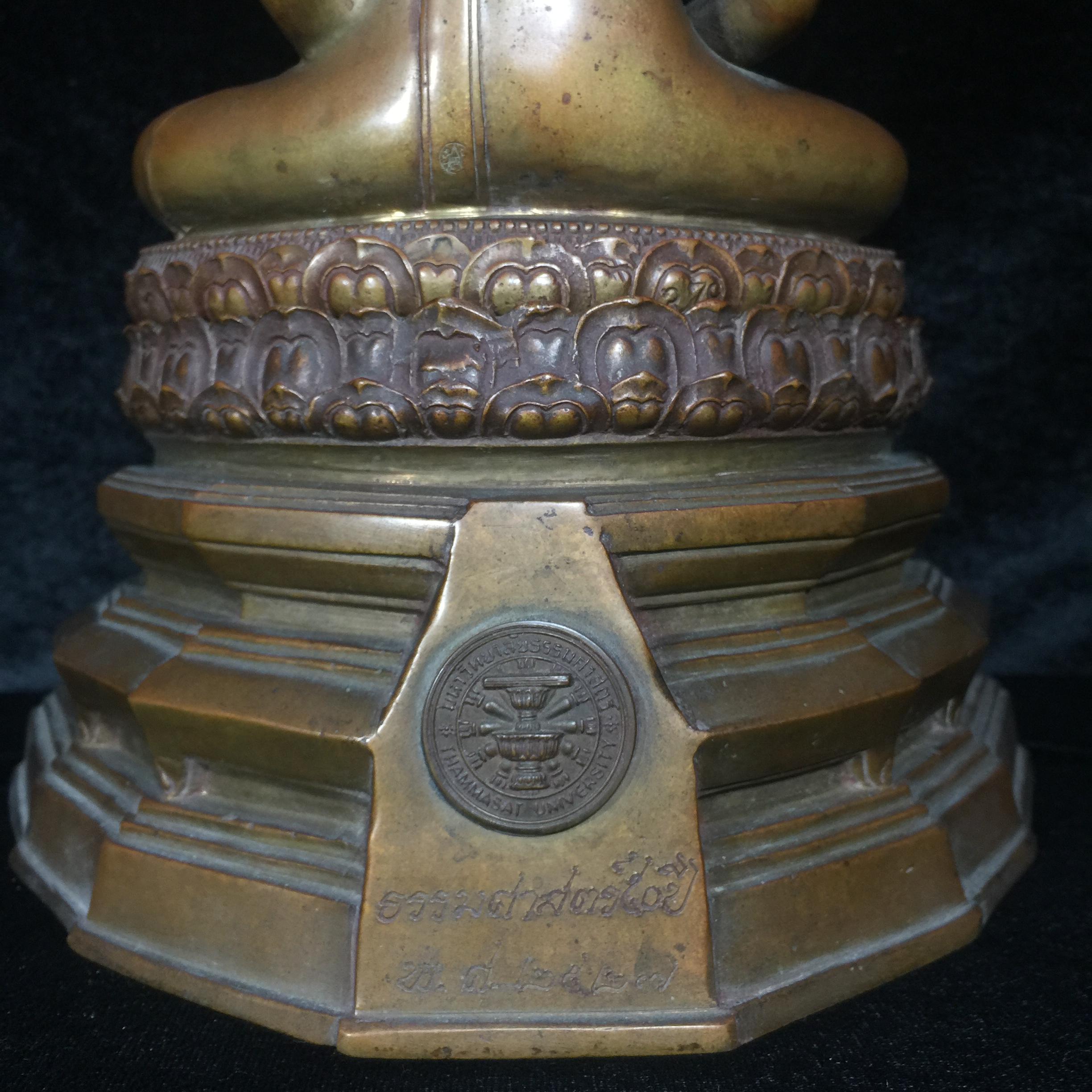 พระพุทธธรรมทิฐิศาสดา 50 ปี ธรรมศาสตร์ ปี 2527 หน้าตัก 5 นิ้ว 2 ถอด (ในหลวงรัชกาลที่9เสด็จในพิธีเททอง)(1ใน 1600 องค์)