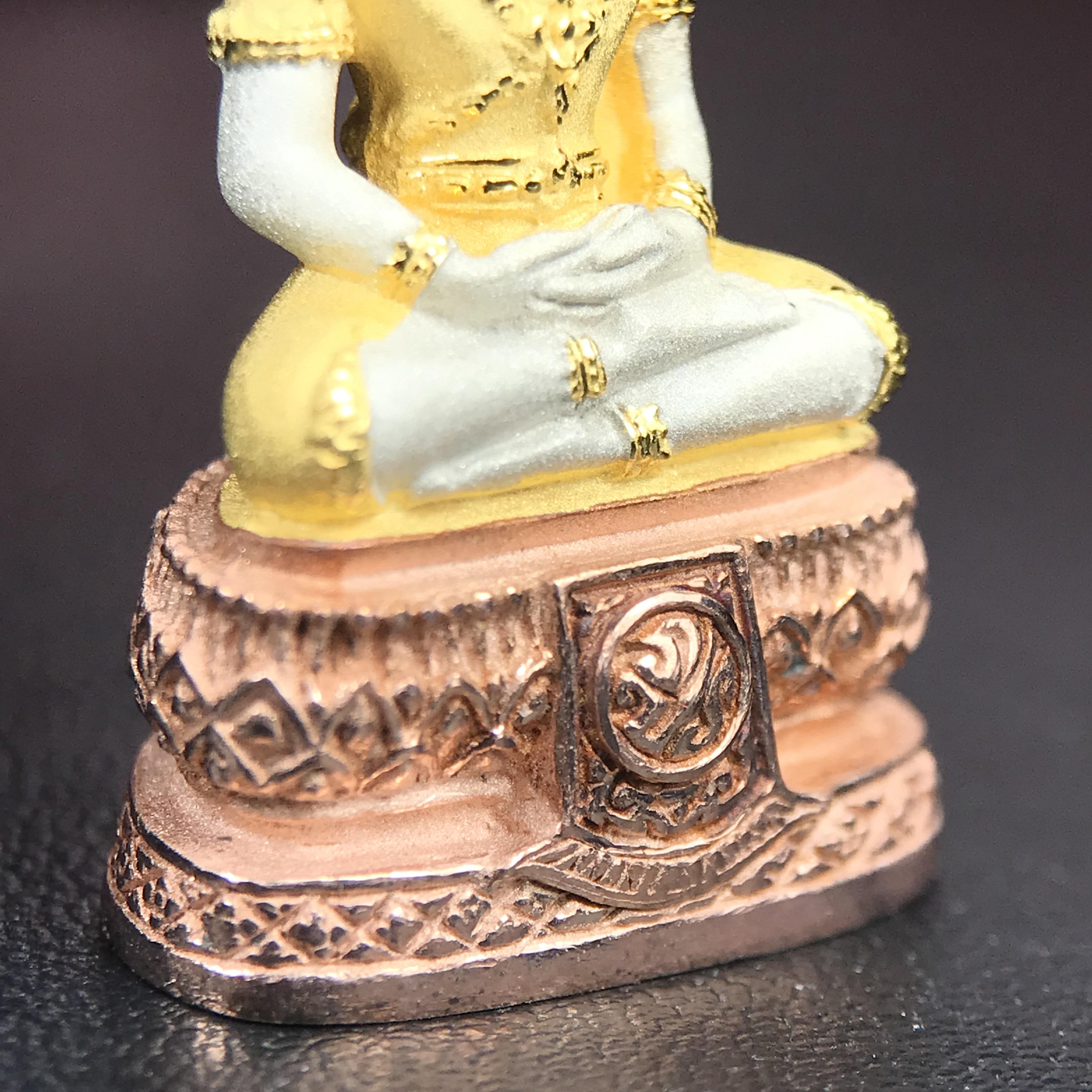 พระแก้วมรกต ภปร.(รุ่นแรก) ปี2545 จัดสร้างในมหาวโรกาส พระบาทสมเด็จพระเจ้าอยู่หัวรัชกาลที่ 9 ครบรอบ 75 พรรษา และฉลองกรุงรัตนโกสินทร์ครบ 220 ปี พิมพ์ลอยองค์ใหญ่ เนื้อเงินบริสุทธิ์ 92.5%(สามกษัตริย์) ขนาด 19*35 มม. พร้อมกล่อง สวยครบสมบูรณ์(องค์หมายเลข ๓๓๘๗)