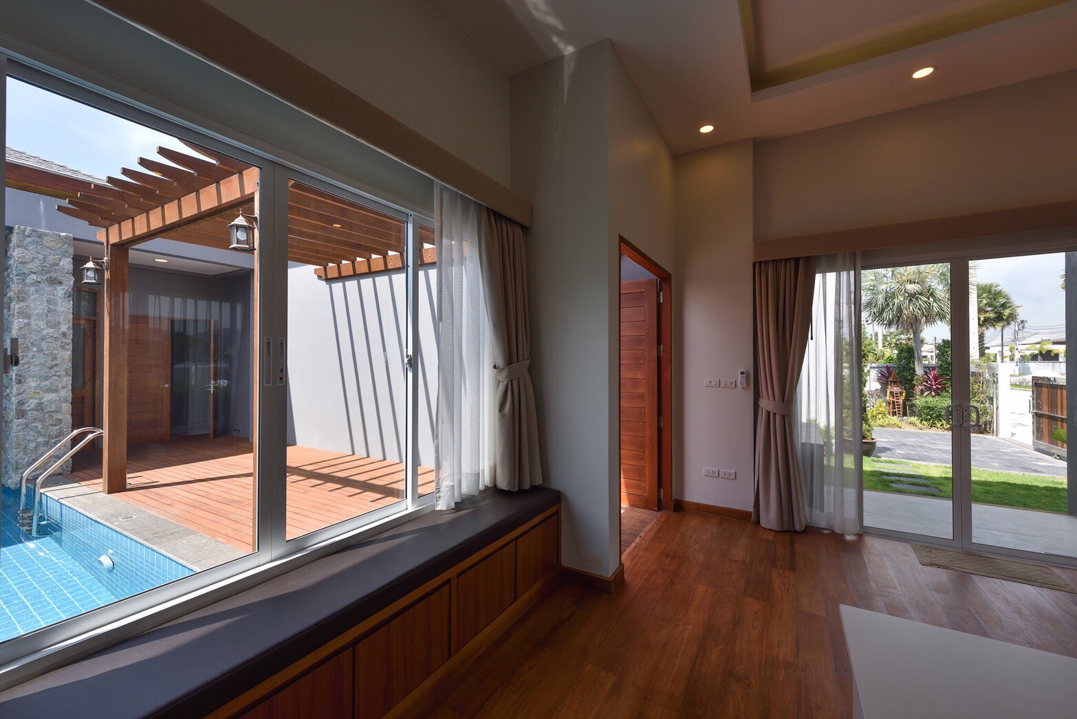 For Sales/Rent : 4 bed room private poool villa tropical modern style locate in Bandon-Cherntalay road.