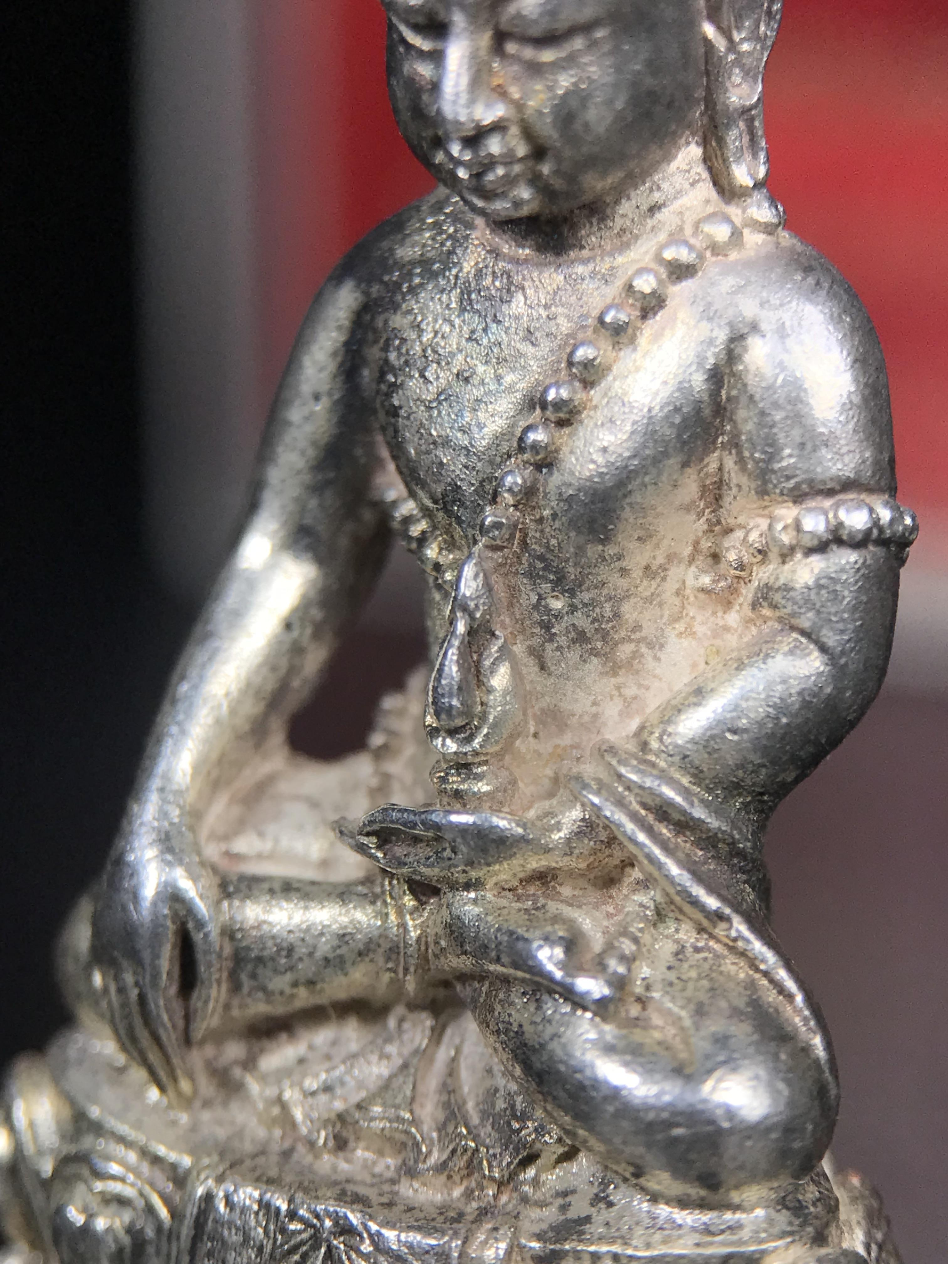 พระกริ่งปรมาภรณ์พุทธปัญญา(พระกริ่งศรีนคร 2) จัดสร้างเนื่องในมหามงคลสมัยเฉลิมพระชมน์พรรษา 5 รอบ องค์พระบาทสมเด็จพระเจ้าอยู่หัวรัชกาลที่9 ปี 2530 เนื้อเงิน (ออกแบบโดยนายช่างเกษม มงคลเจริญ มีพระอาจารย์ไสว วัดราชนัดดา กรุงเทพ เป็นเจ้าพิธีครั้งสุดท้าย)