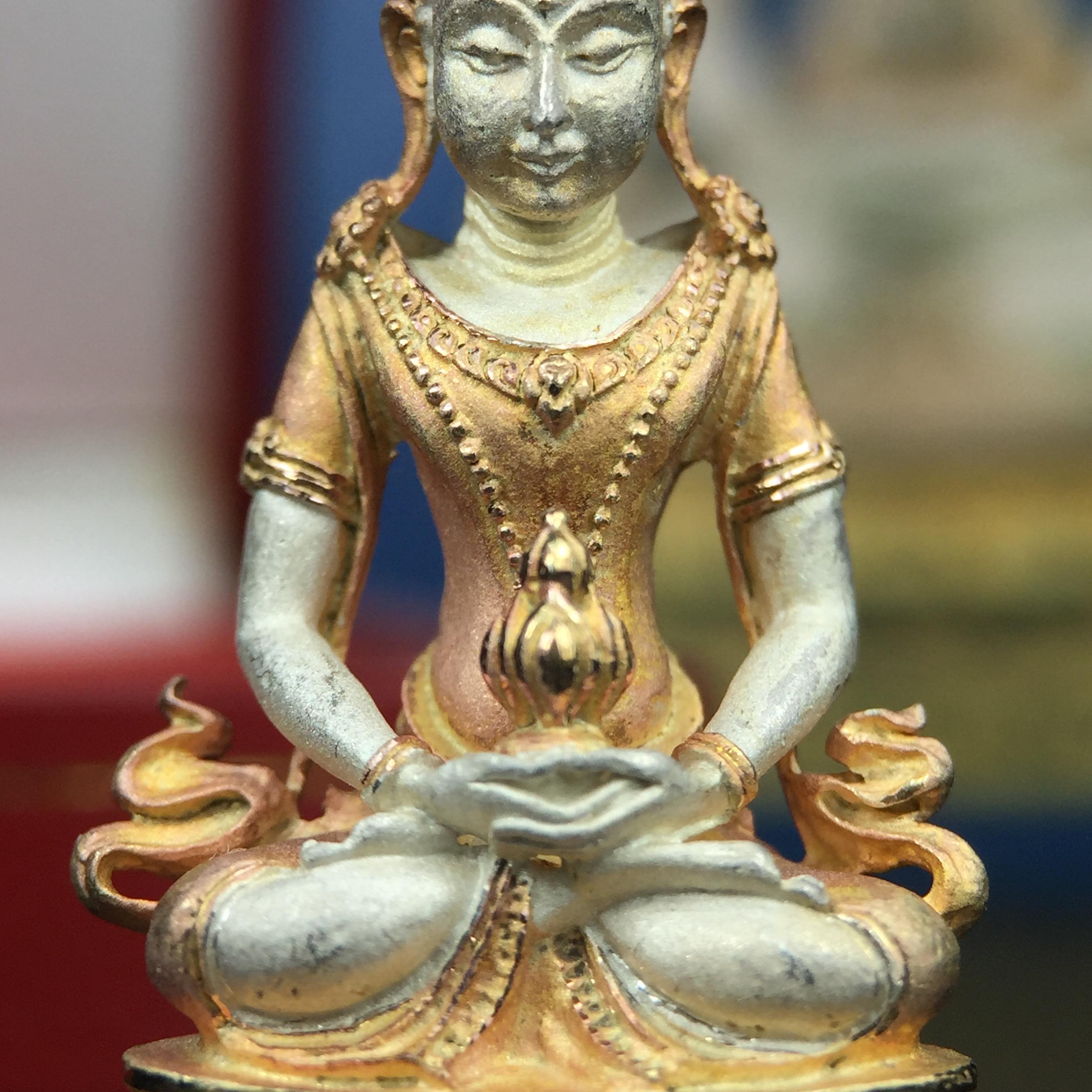 พระกริ่งอวโลกิเตศวร ( เจ้าแม่กวนอิม ) วัดโพธิ์แมนคุณาราม เนื้อเงิน 3 กษัตริย์ พ่นทราย รุ่นอุดมโภคทรัพย์ พ.ศ.2539(พร้อมกล่องบรรจุการ์ดใบรับรองเดิมครบ) (อีกหนึ่งรุ่นยอดนิยม พุทธศิลป์สวยงดงาม)