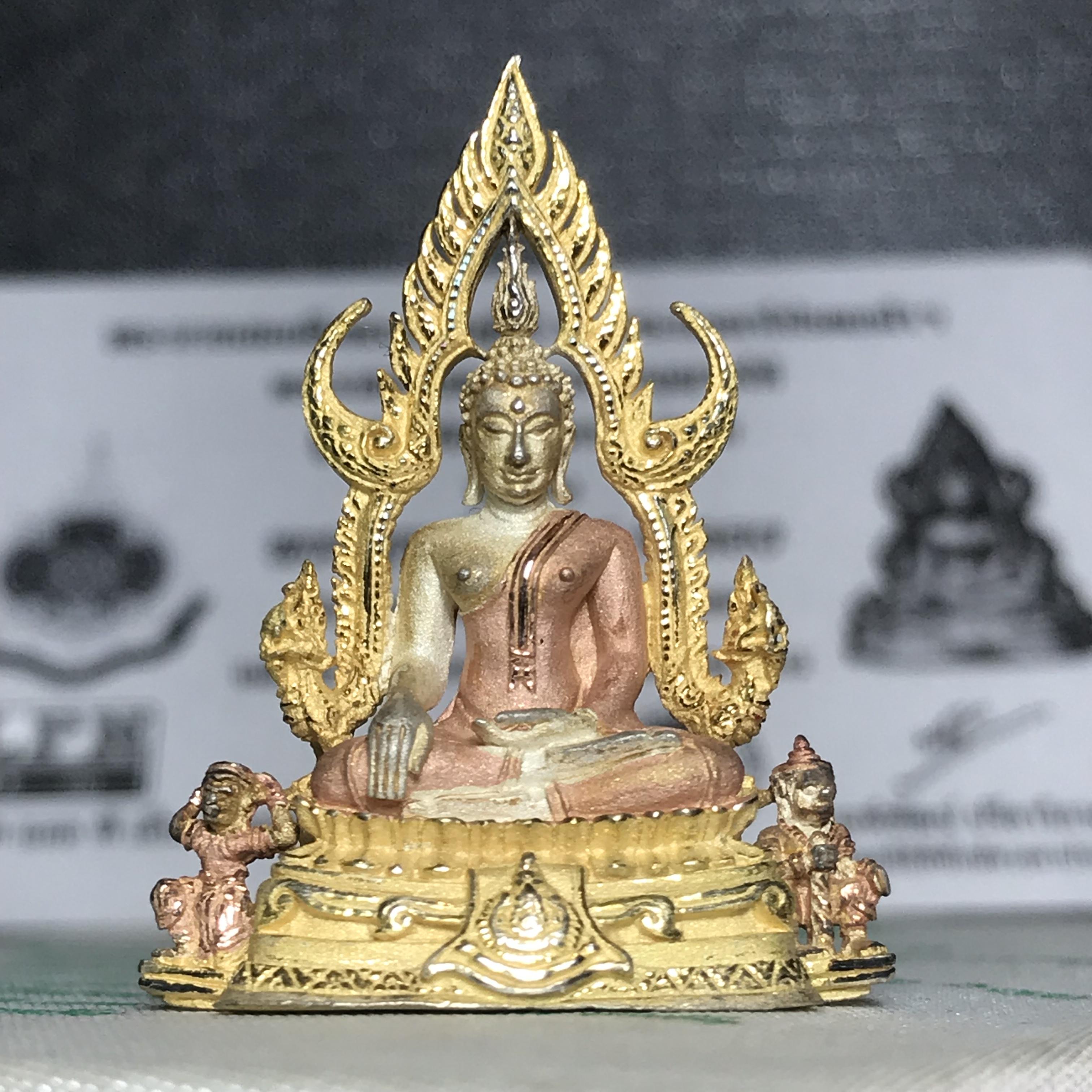 พระพุทธชินราช ภปร. ในวโรกาสพระราชพิธีมหามงคล เฉลิมพระชนมายุ6รอบ 5ธันวาคม2542) เนื้อเงินสามกษัตริย์ พิมพ์ขนาดใหญ่ พร้อมกล่องบรรจุและใบรับรองเดิม