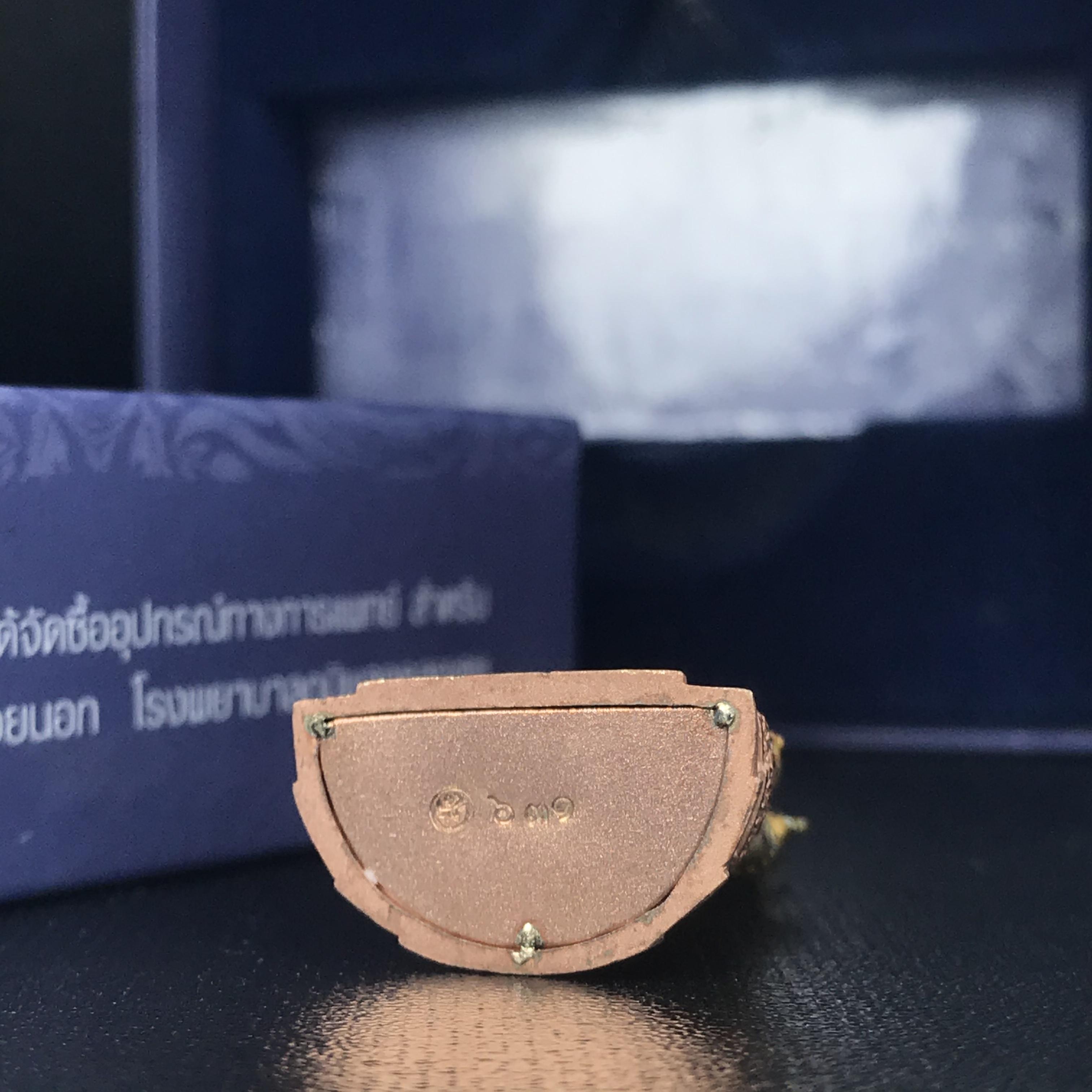 พระแก้วมรกต ภปร. ปี2547 จัดสร้างโดย รพ.ภูมิพลฯ เนื้อเงิน (3 กษัตริย์)ลอยองค์ หน้าตัก 1/2 นิ้ว (สภาพผิวเดิม ขึ้นสีรุ้งธรรมชาติ แบบนิยม) (1ใน3000องค์)