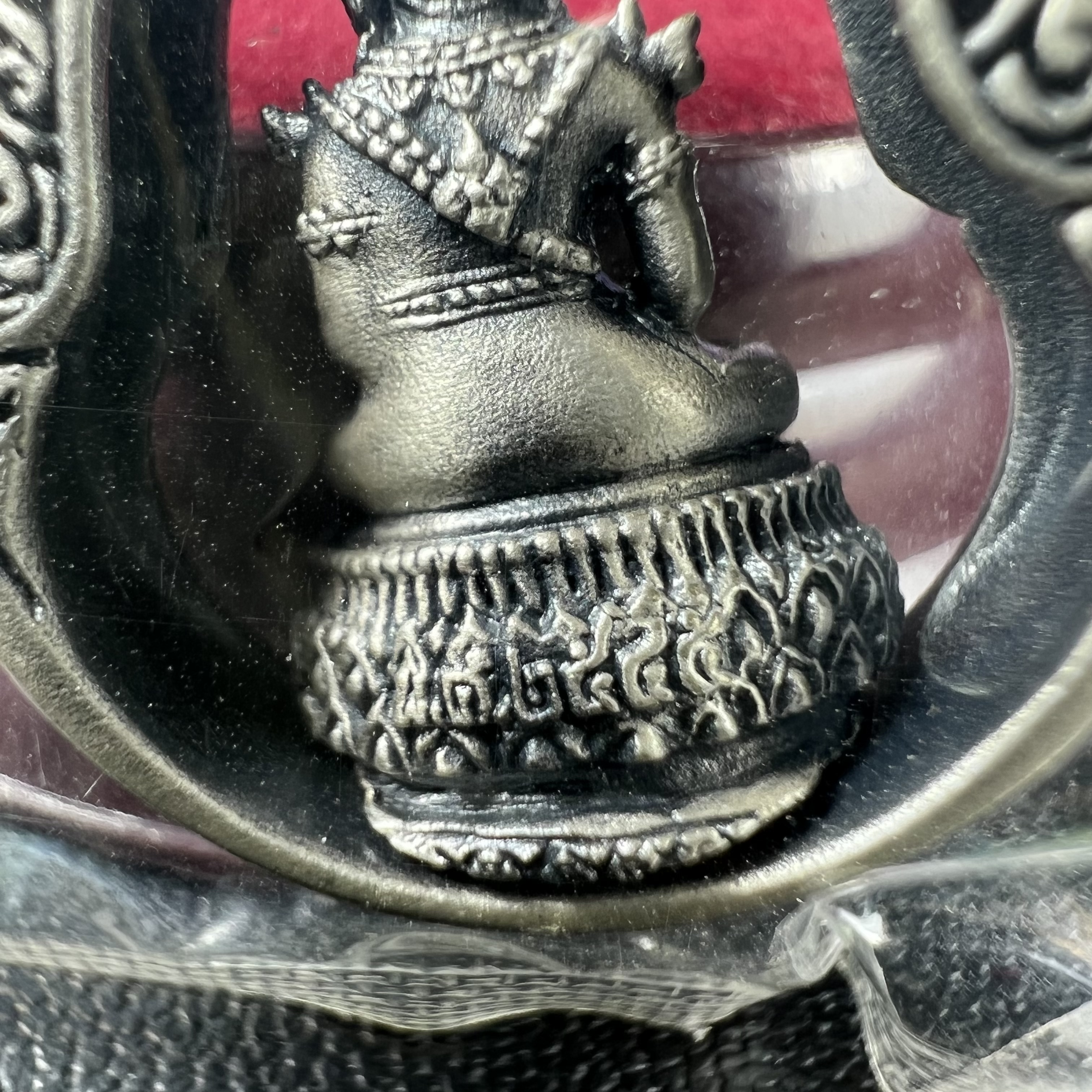 พระแก้วมรกต ภปร.(รุ่นแรก) ปี2545 รุ่นฉลองกรุงรัตนโกสินทร์ครบ 220 ปี พิมพ์ลอยองค์ทรงหยดน้ำ เนื้ออัลปาก้า ชุบเงินลงดำ ขนาด 18*27 มม. พร้อมครอบตั้งโชว์เดิม องค์พระซีนซองเดิม สวยครบสมบูรณ์