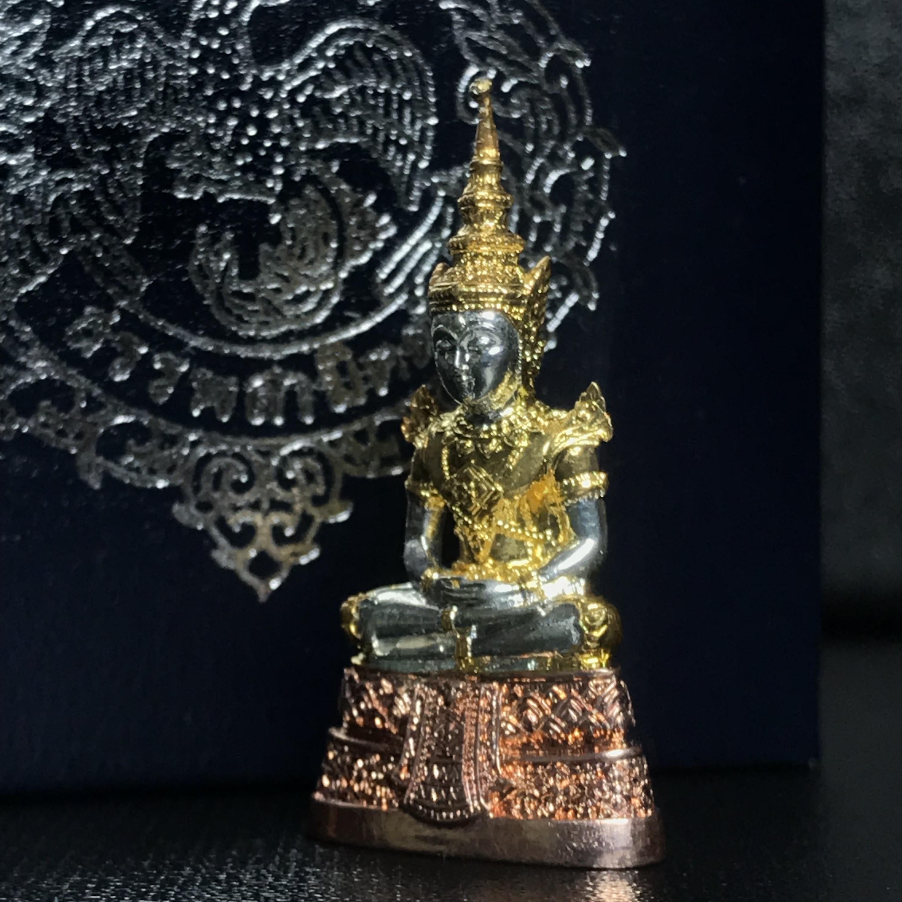 พระแก้วมรกต กรมสรรพสามิตจัดสร้างขึ้นเนื่องในโอกาสครบรอบ 64 ปีของกรมสรรพสามิต และเนื่องในวโรกาสที่พระบาทสมเด็จพระเจ้าอยู่หัวทรงครองราชย์ครบ 50 ปีในปีกาญจนาภิเษก เมื่อ พ.ศ.2539 เนื้อเงินรมดำขัดเงา(ชุบสามกษัตริย์ใหม่)พร้อมกล่องบรรจุเดิม