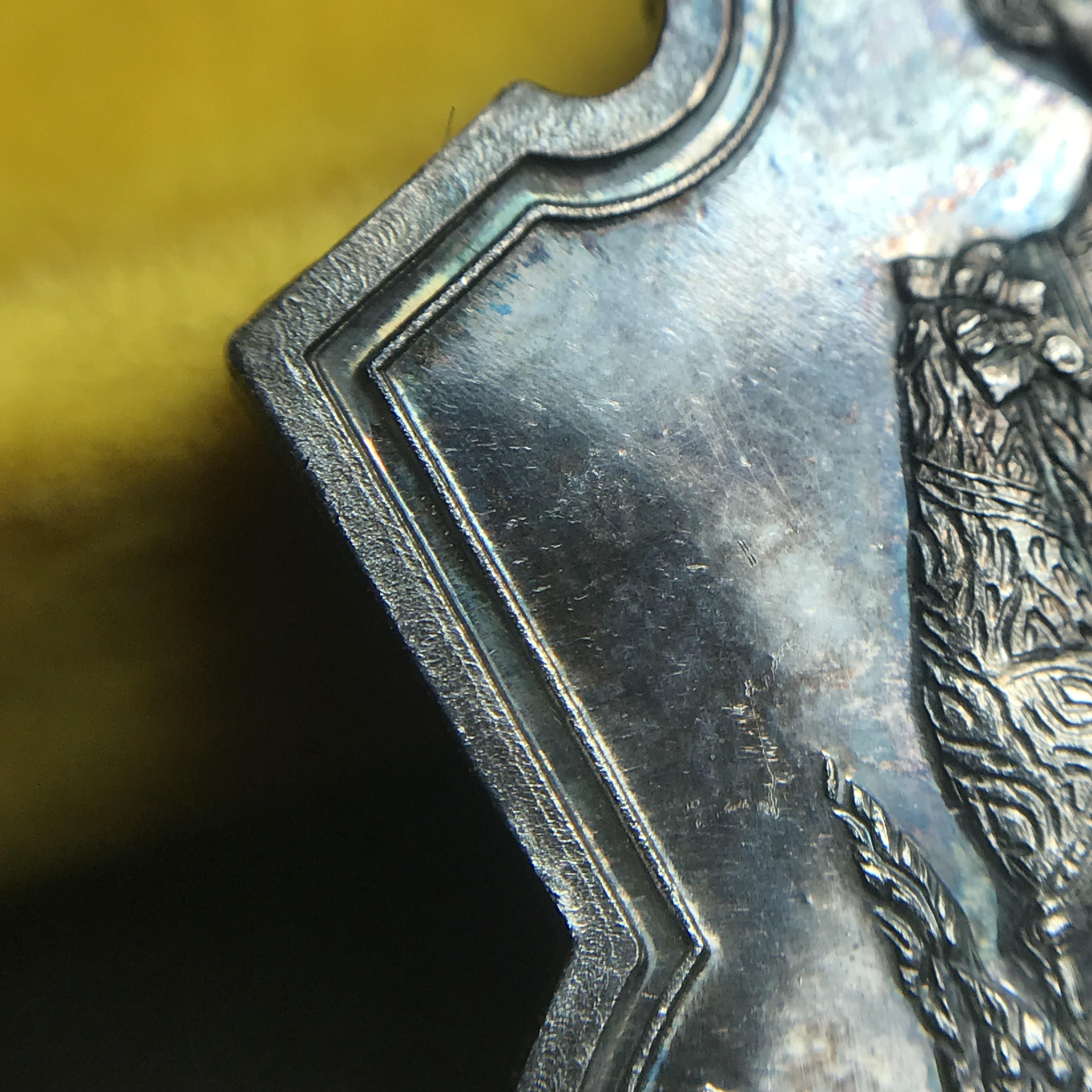 เหรียญพระบาทสมเด็จพระเจ้าอยู่หัว รัชกาลที่9ประทับนั่งบัลลังก์ กระทรวงมหาดไทยจัดสร้าง ปี2539 เนื้อเงินกล่องบรรจุเดิมสภาพสวย เนื้อเงินผิวเดิมขึ้นสีรุ้งธรรมชาติ แบบนิยม หายาก