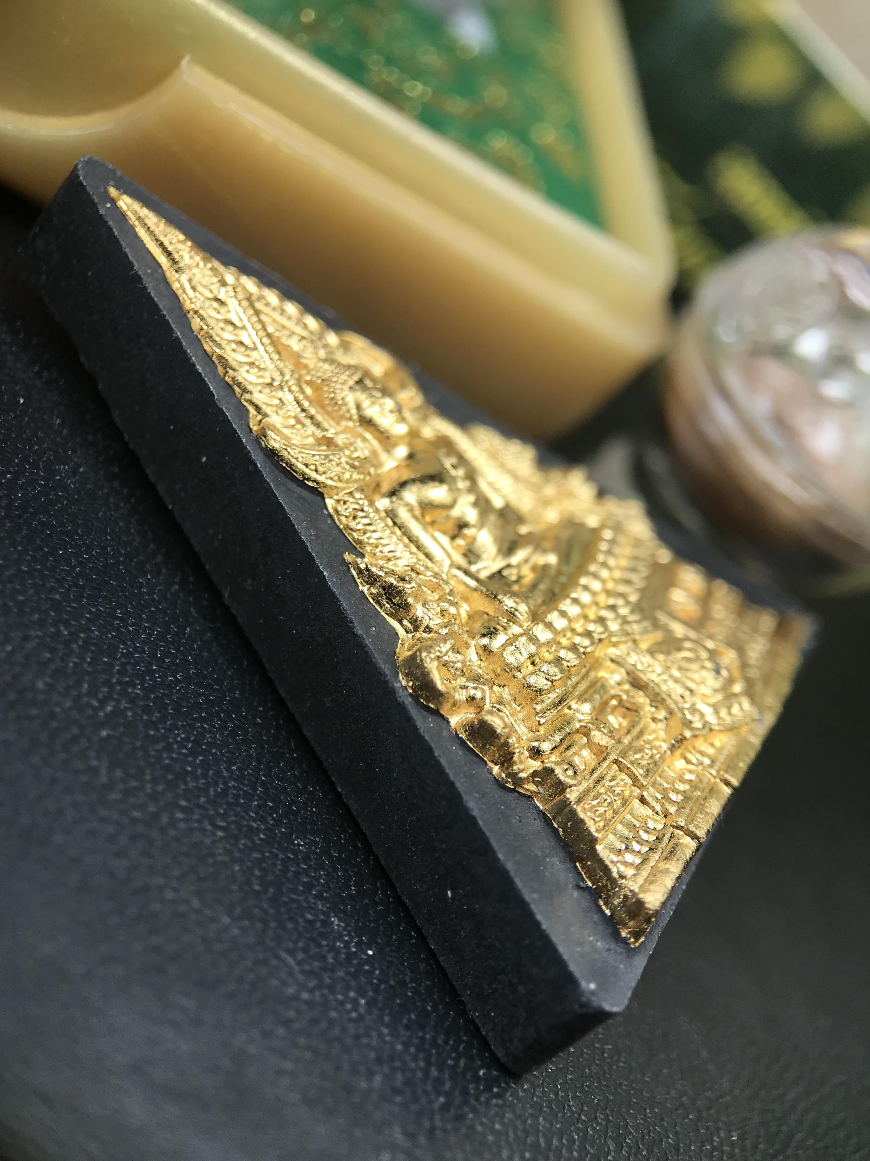 พระพุทธชินราช ภปร. 84พรรษา เนื้อผงปิดทองด้านหน้า หลัง ภ.ป.ร. เนื้อแดง (พระราชทานมวลสาร จิตรลดาและเส้นพระเจ้า(เส้นผม)ในหลวงรัชกาลที่9)พุทธศิลป์ทรงคุณค่าอีกหนึ่งรุ่นยอดนิยม(องค์หมายเลข ๒๕๔๙)1 ใน 10000 องค์