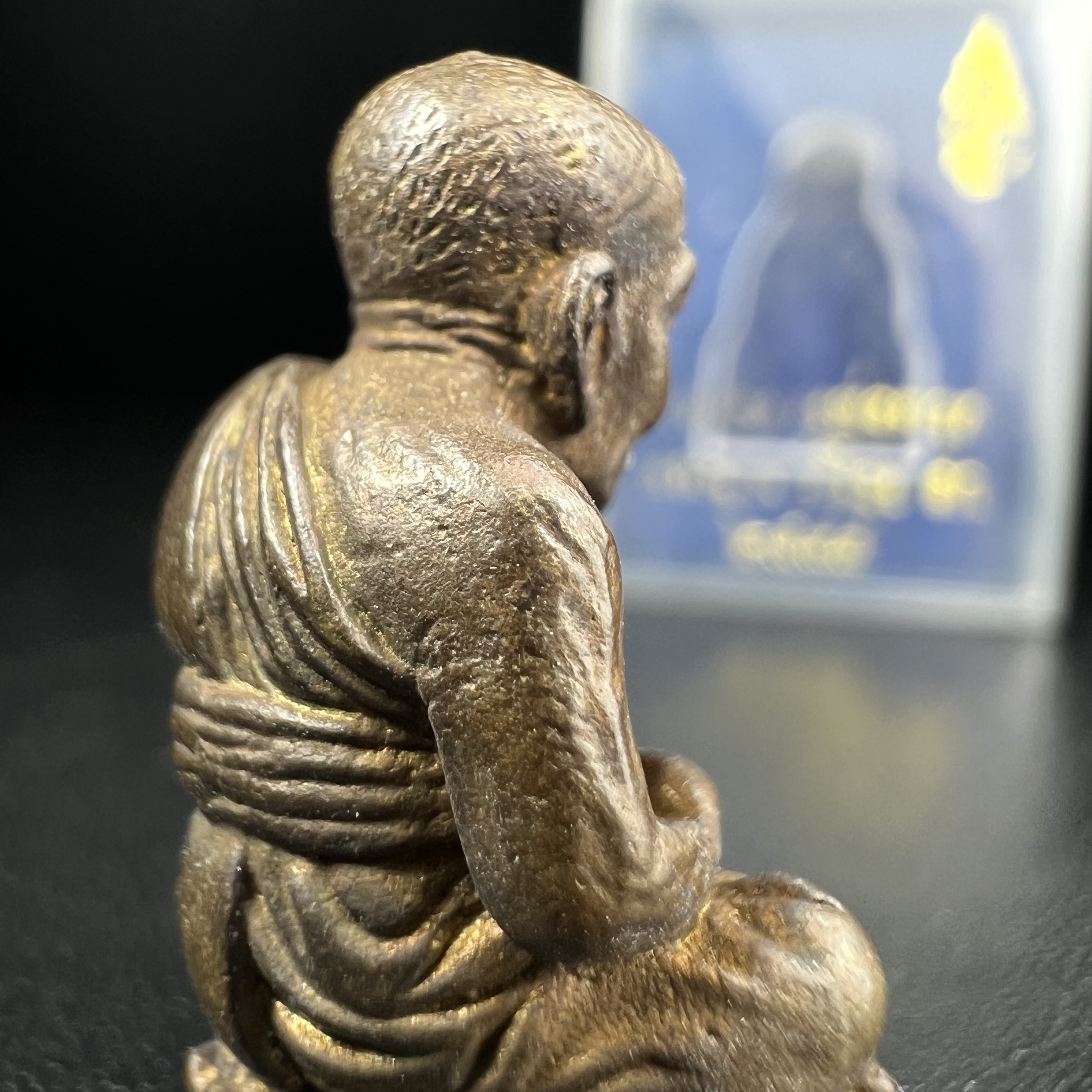 หลวงพ่อทวด พระนามาภิไธย สก. วัดห้วยมงคล จ.ประจวบคีรีขันธ์ ปี 2544(รุ่นแรก) รูปหล่อลอยองค์ ขนาดห้อยคอ หน้าตัก 1.5 ซม. พิมพ์ลอยองค์เนื้อสัตตะโลหะหล่อโบราณ(โลหะผสมรมดำ)(คัดสภาพสวยสมบูรณ์)(คุ้มครองปลอดภัย แคล้วคลาด พิธีใหญ่ มวสสารดี)