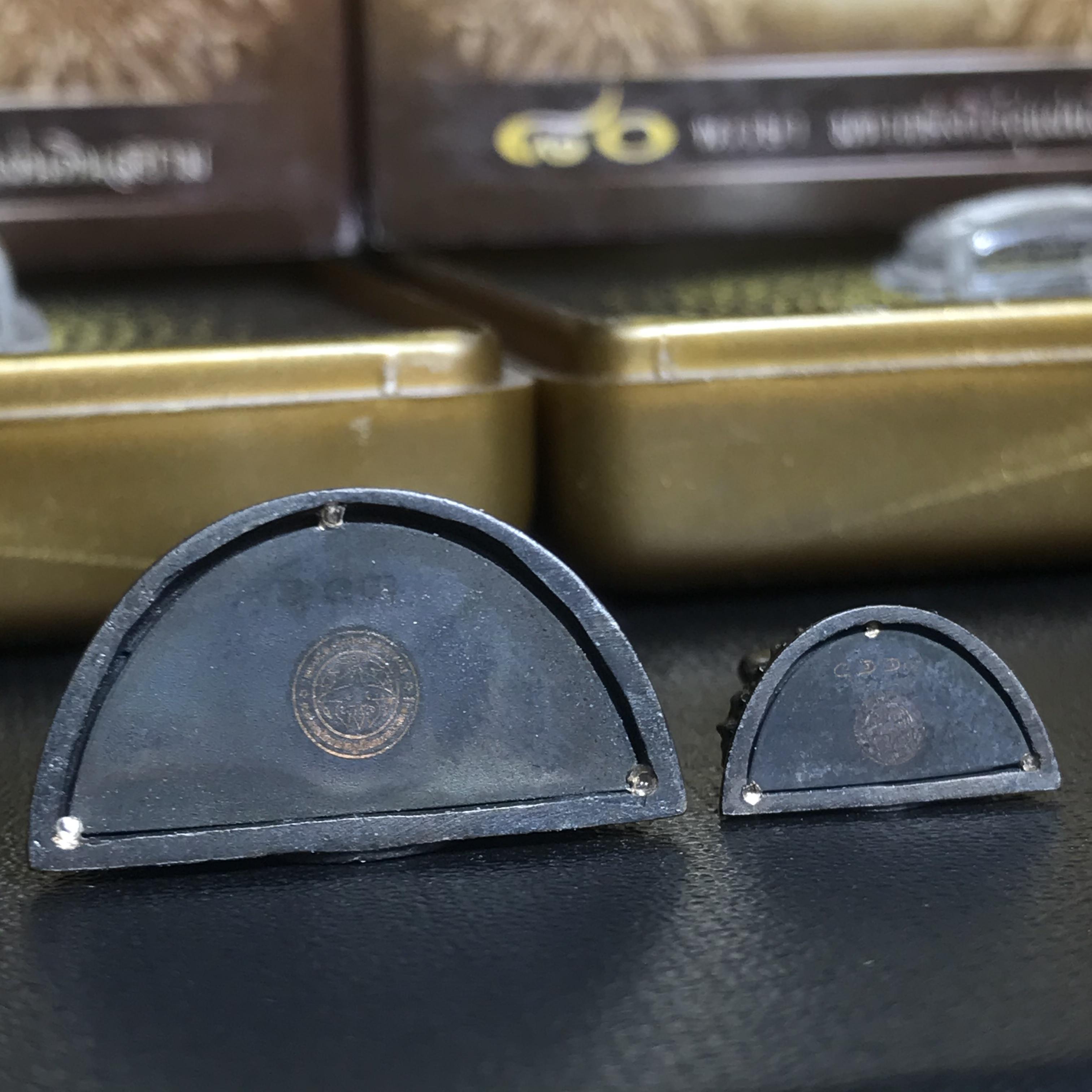 พระพุทธรูปคุ้มเกล้า ภปร. มหามงคล 80พรรษา “รุ่นเย็นศิระเพราะพระบริบาล 80พรรษา มหากษัตริย์คู่แผ่นดินสยาม” เนื้อนวโลหะรมดำ (พิมพ์ใหญ่ ขนาด 18*35 มม.+พิมพ์เล็ก ขนาด 10*21 มม.)