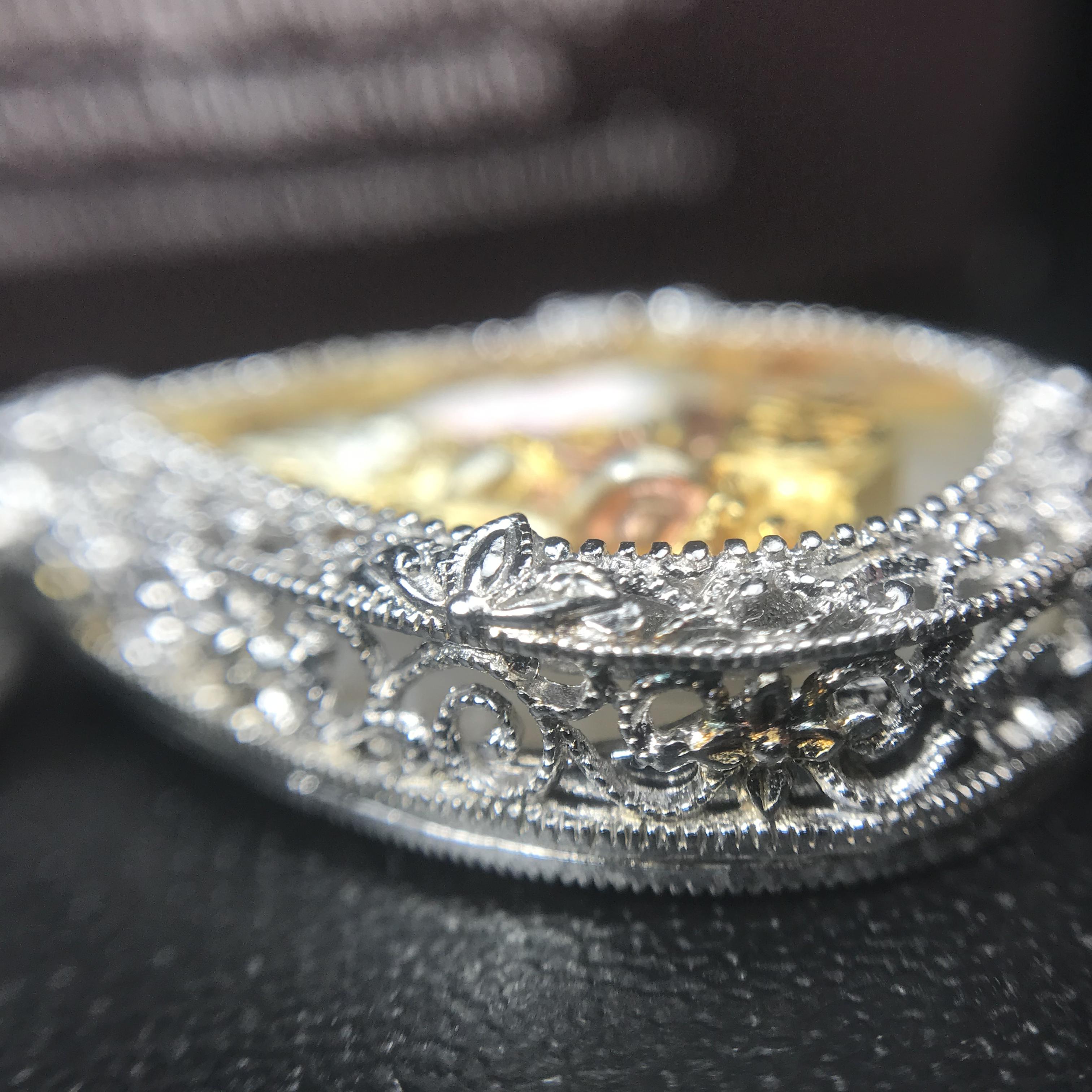 พระพุทธชินราช ภปร. โครงการ "เพราะแผ่นดินนี้ คือ แผ่นดินเกิด" ปี2548(รุ่นแรก) เหรียญทรงหยดน้ำ ขนาด 21 x 31 มม. เนื้อเงินสามกษัตริย์ องค์พระชุบสามกษัตริย์ ล้อมด้วยกรอบเงินชุบทองคำขาวสลักเสลาเป็นลวดลายละเอียดอ่อน ส่วนพื้นองค์พระเป็นเปลือกหอยมุข