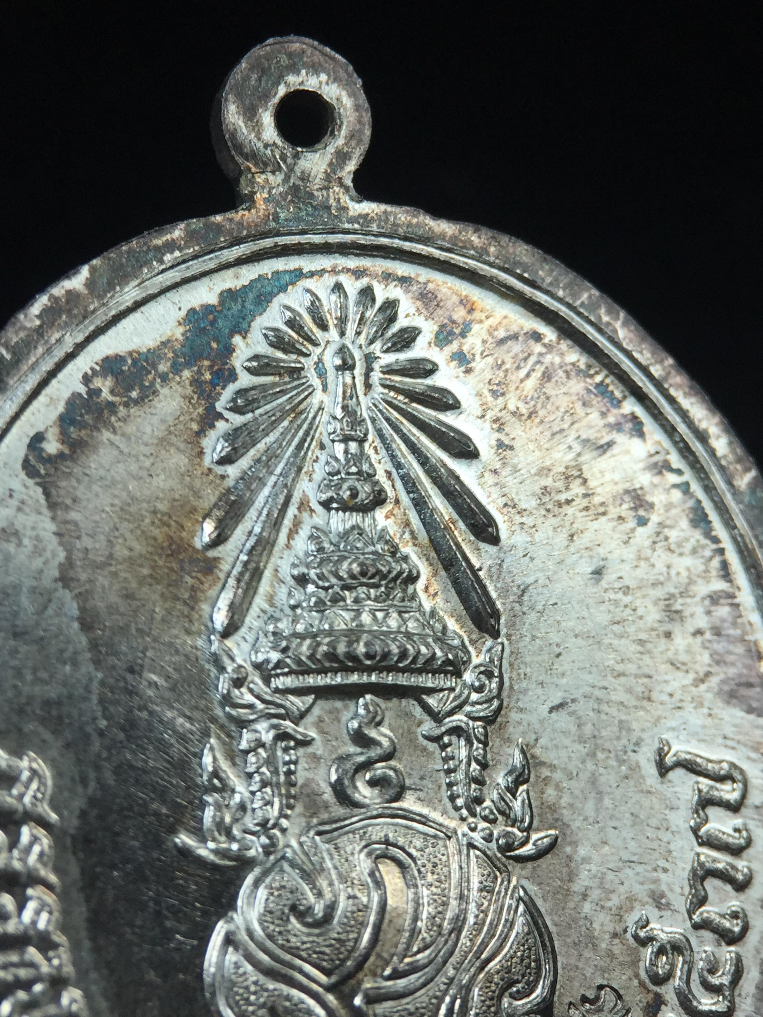 เหรียญพระพุทธสิหิงค์ ภปร. รุ่นมหาลัยธรรมศาสตร์ 60ปี พ.ศ.2537 พิมพ์ใหญ่+พิมพ์เล็ก เนื้อเงินผิวเดิมๆขึ้นสีรุ้งๆสวยมาก(ในหลวงรัชกาลที่9เสด็จในพิธี)(พิธีใหญ่ เกจิที่มีชื่อเสียงมาร่วมปลุกเสกจำนวนมาก ชนวนมาลสารเก่าเข้มขลัง )ของดีธรรมศาสตร์ที่ศิษย์เก่าไม่ควรพลาด