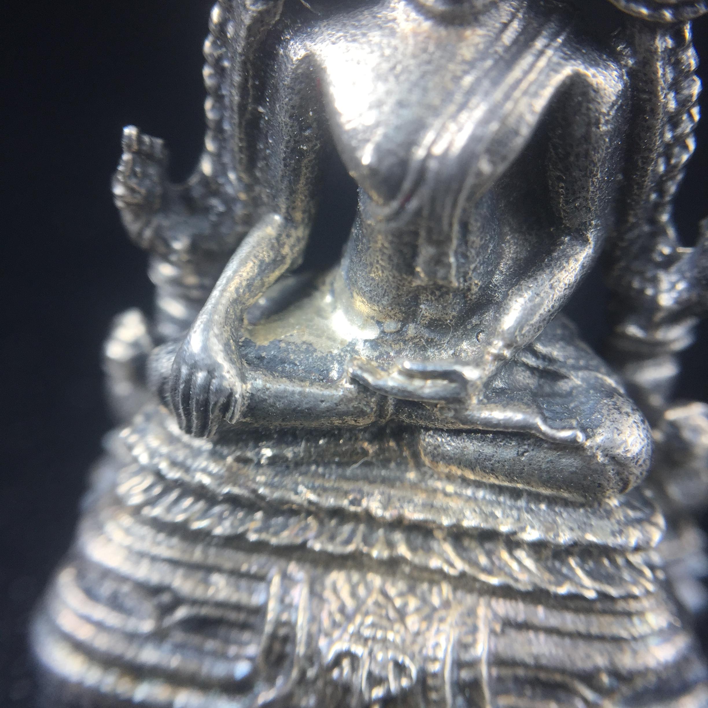 พระกริ่งพระพุทธชินราช มวก. วัดเบญจมบพิตร ปี 2519 เนื้อเงินสภาพสวยผิวเดิม หมายเลข687(ในหลวงรัชกาลที่9และราชินีเสด็จฯเททอง)(พิธีใหญ่ เกจิอาจารย์ในยุคยอดนิยมร่วมปลุกเสก)