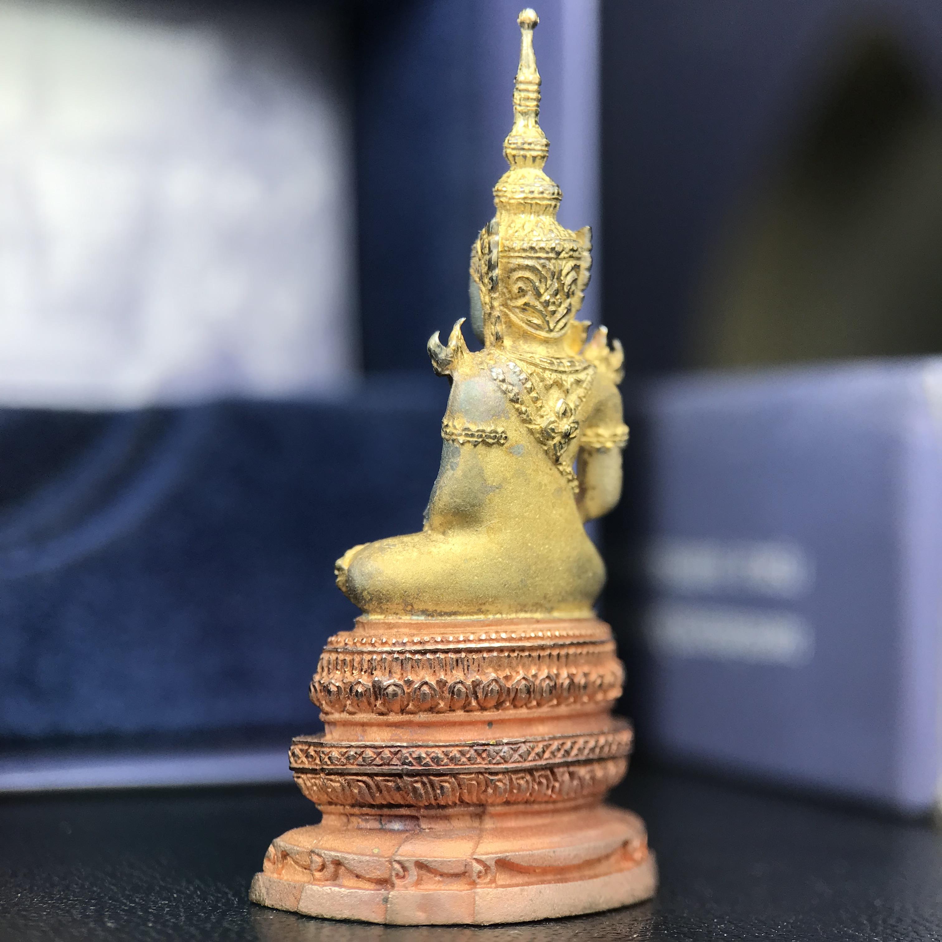 พระแก้วมรกต ภปร. ปี 2547 จัดสร้างโดยโรงพยาบาลภูมิพลอดุลยเดช เนื้อเงิน(3 กษัตริย์) ลอยองค์ หน้าตัก 1/2 นิ้ว สูง 3.7 ซม.พิธีมหามังคาภิเษก ณ พระอุโบสถวัดพระศรีรัตนศาสดาราม(วัดพระแก้ว) งดงามทรงคุณค่าอีกหนึ่งรุ่นยอดนิยม หายาก(องค์หมายเลข ๑๔๖๖)ผิวเดิมติดรุ้งสวย