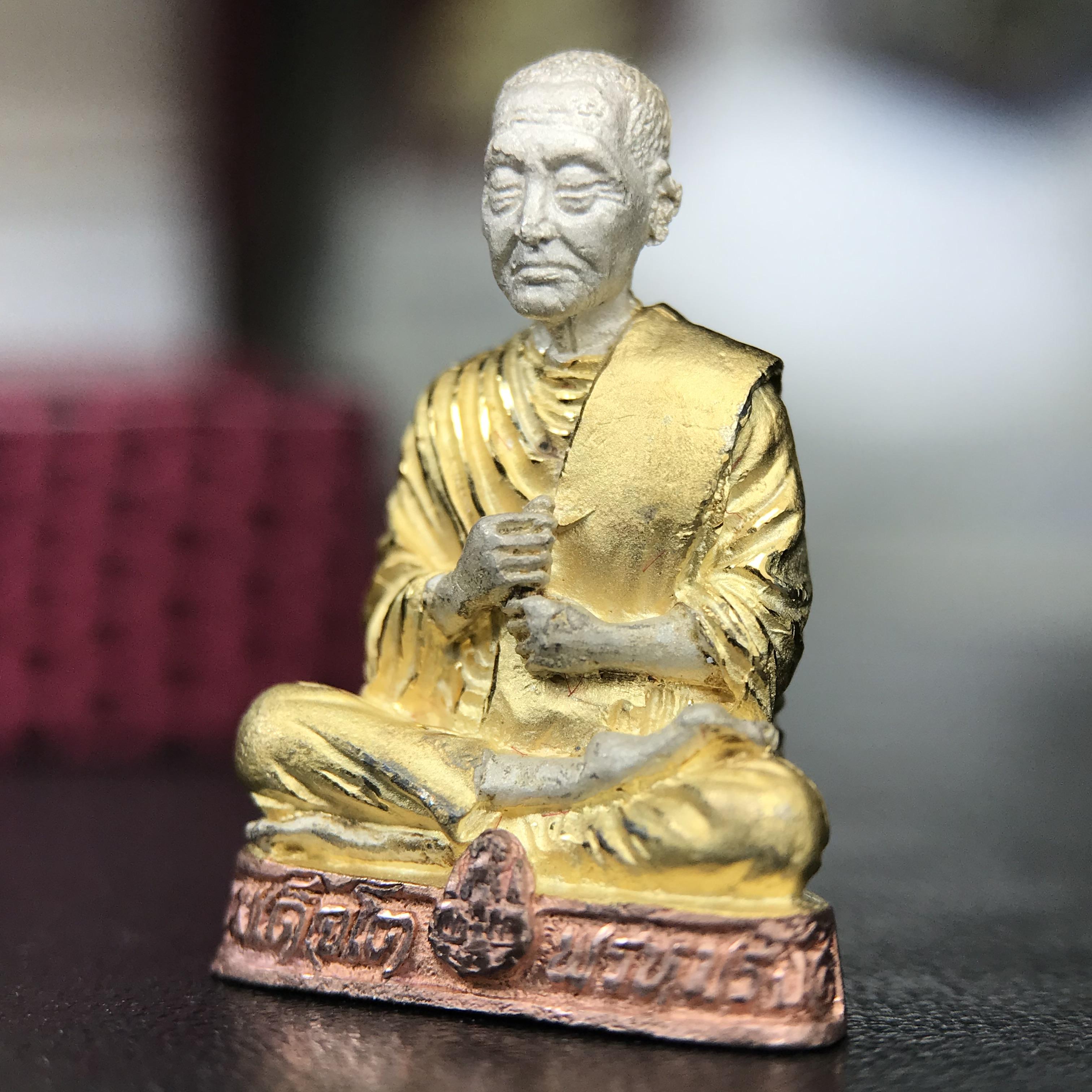 รูปเหมือนสมเด็จพระพุฒาจารย์ (โต พรหมรังสี)วัดใหม่อมตรส บางขุนพรหม ปี2540 รุ่นกาญจนาภิเษก จัดสร้างในวโรกาสที่รัชกาลที่ 9 ทรงครองสิริราชสมบัติ ครบ 50ปี ลอยองค์พิมพ์ใหญ่ เนื้อเงินบริสุทธิ์ 99.9% แบบชุบสามกษัตริย์ขัดเงาบางส่วน พร้อมกล่องบรรจุใบรับรองเดิมครบ