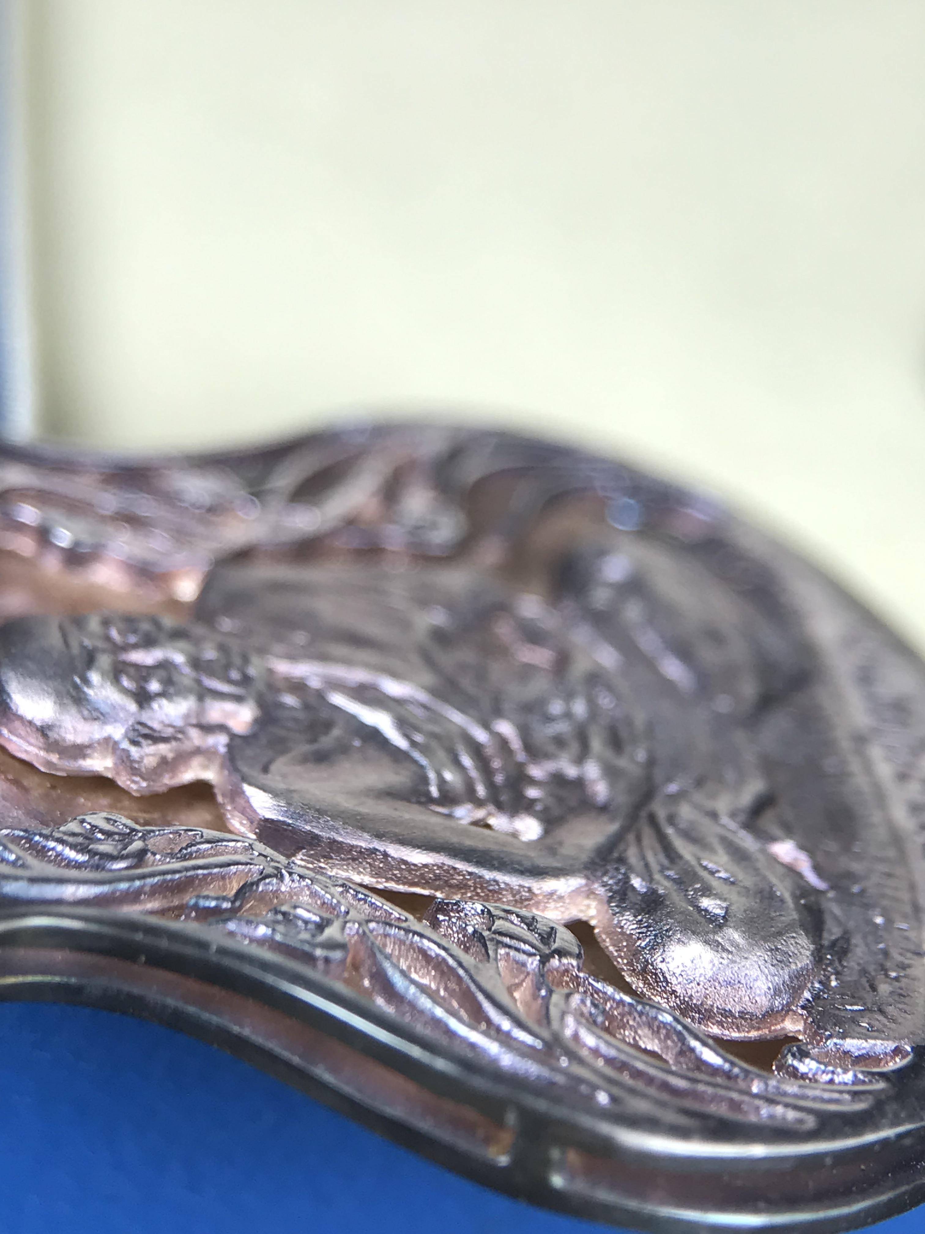 เหรียญหลวงปู่ทวด พระนามาภิไธย สก. แบบงานฉลุโบราณ(HAND MADE) ปี 2544 เนื้อเงิน(ผิวเดิมขึ้นสีรุ้งออกม่วงธรรมชาติสวยมาก) พิธีปลุกเสก ณ อุโบสถวัดช้างให้ และ พิธีมังคลาภิเษก ณ พระอุโบสถ วัดพระศรีรัตนศาสดาราม(วัดพระแก้ว) (1 ใน 2000 เหรียญ)พบเจอน้อยหายากมาก