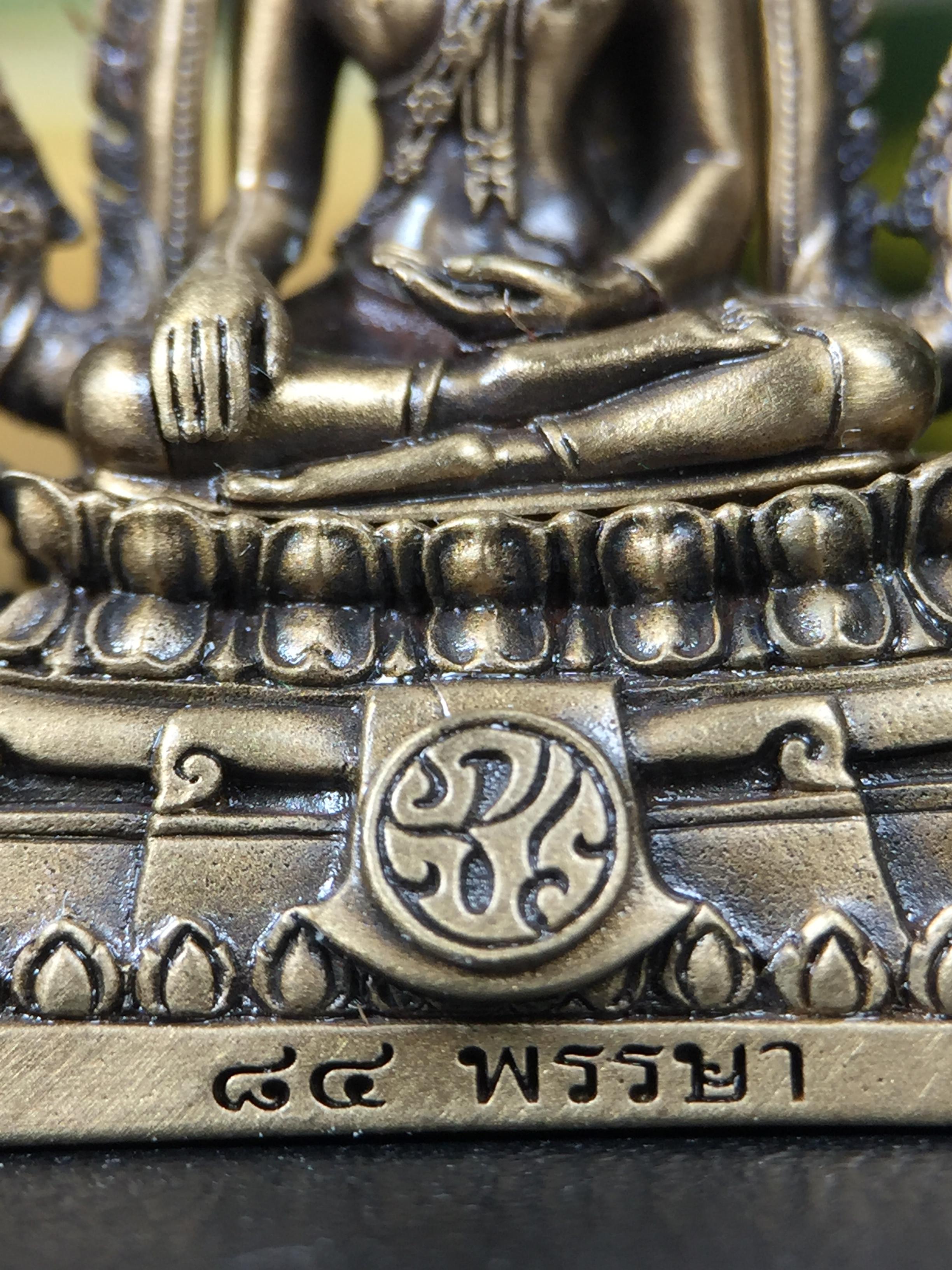 พระพุทธชินราช(จำลอง) ภปร. 84 พรรษา ปี 2554 เนื้อบรอนซ์รมดำซาติน พิมพ์กลางขนาดหน้าตัก 1/2 นิ้ว(พระราชทานมวลสาร จิตรลดาและเส้นพระเจ้า(เส้นผม)รัชกาลที่9)พุทธศิลป์ทรงคุณค่าอีกหนึ่งรุ่นยอดนิยม