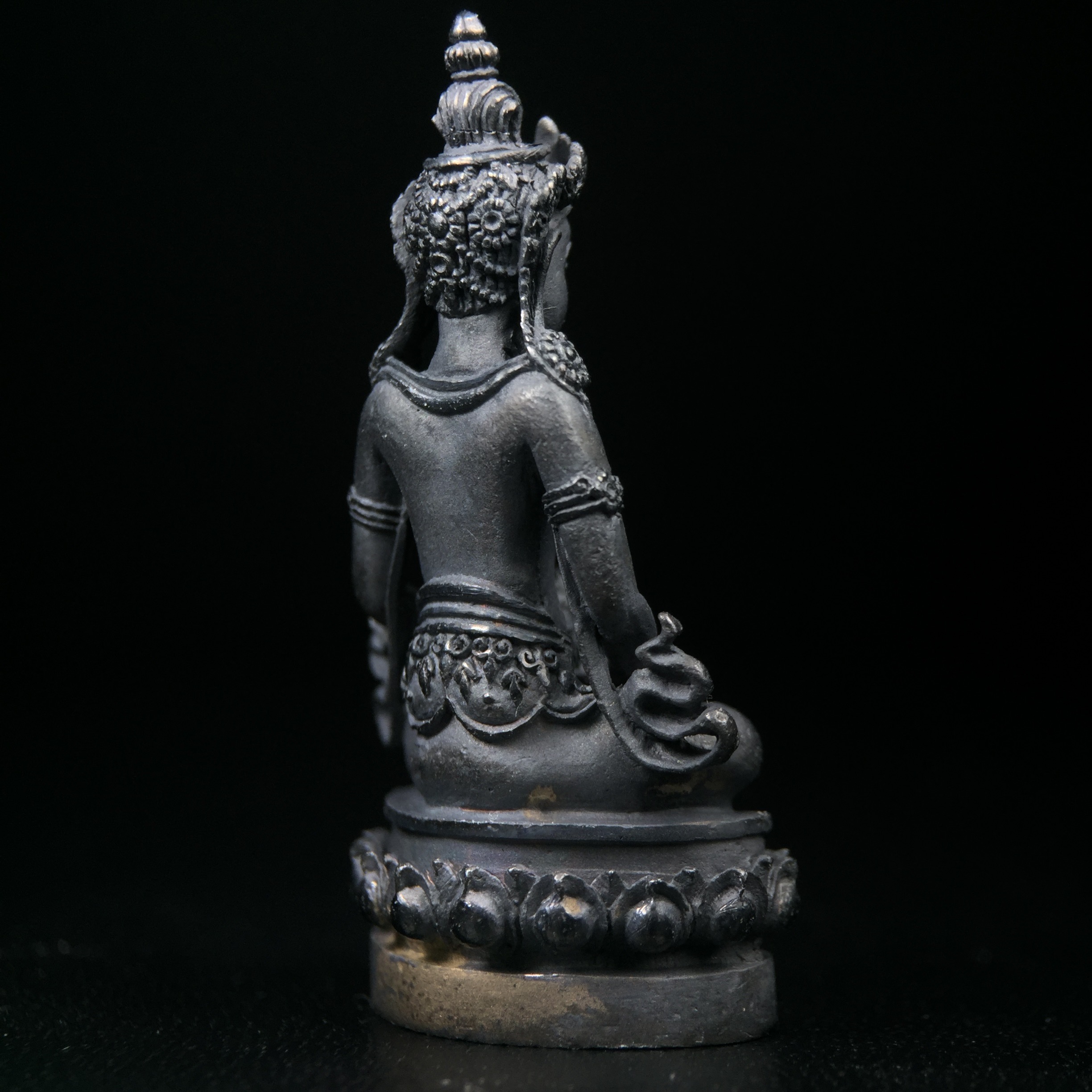 พระกริ่งอวโลกิเตศวร ( เจ้าแม่กวนอิม ) วัดโพธิ์แมนคุณาราม เนื้อเงิน พ่นทราย(ผิวเดิม กลับดำสนิทเข้มขลัง เสน่ห์ของพระเนื้อเงิน) รุ่นอุดมโภคทรัพย์ พ.ศ.2539(อีกหนึ่งรุ่นยอดนิยม พุทธศิลป์สวยงดงาม)