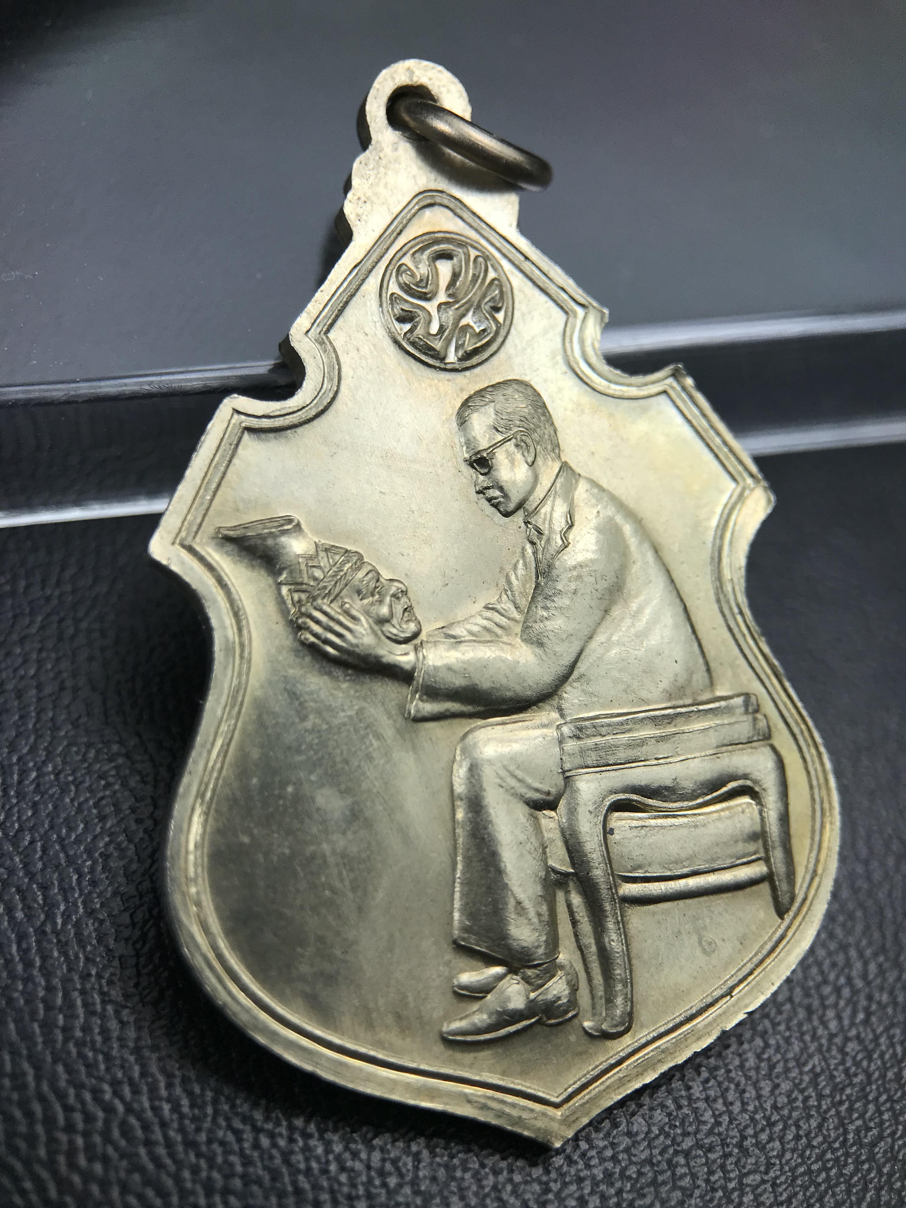 เหรียญครอบครูช่างหลวง(ในหลวงทรงดนตรี) เนื้ออัลปาก้า ปี 2550(หายาก)สุดยอดแห่งความหายากมีหมุนเวียนให้เห็นน้อยมากเป็นอีกหนึ่งรุ่นยอดนิยมของเสด็จพ่อร.9เหรียญนี้สวยมากผิวน้ำทองทั่วทั้งเหรียญ