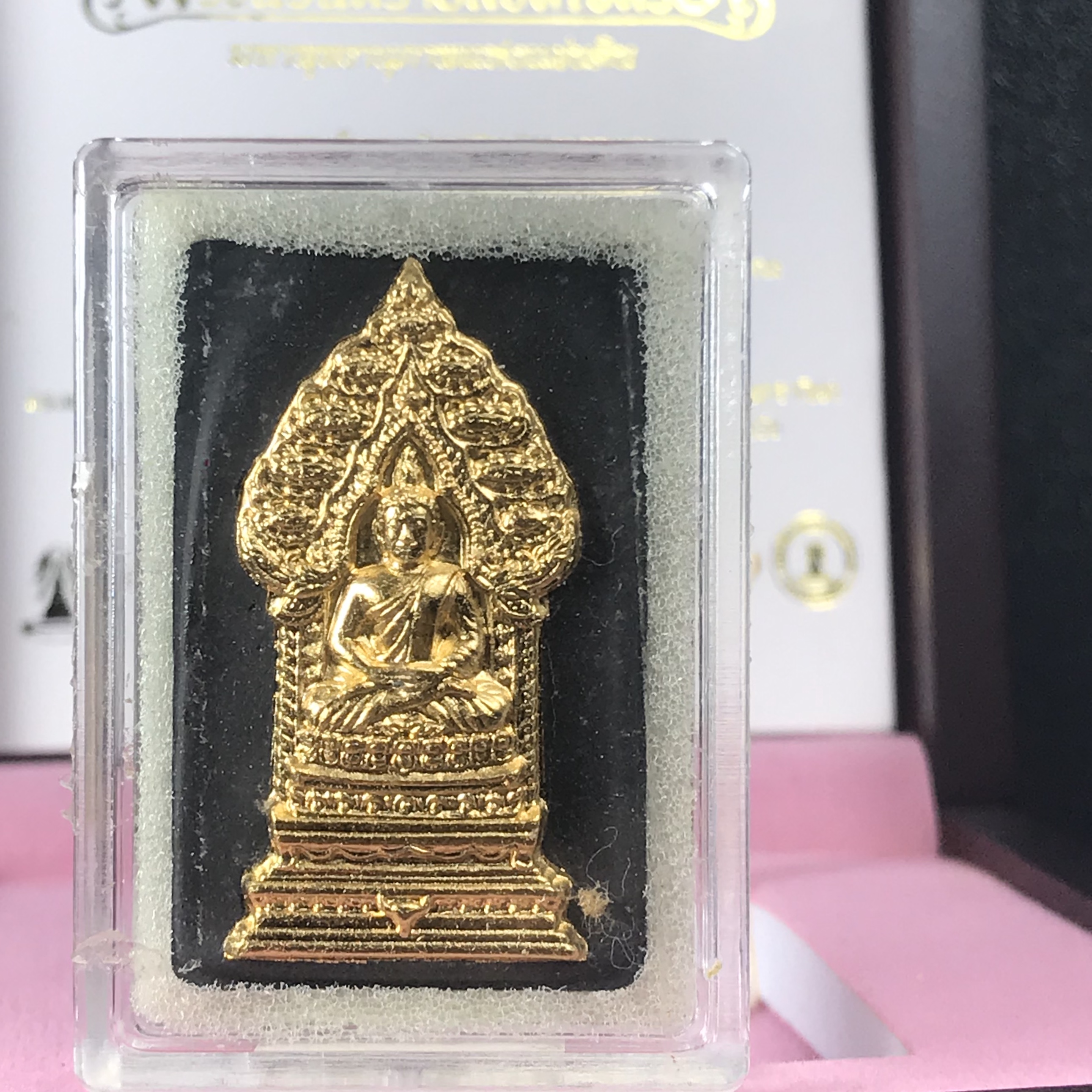 พระนิรันตรายสองกษัตริย์ มหาพุทธานุภาพแห่งแผ่นดิน ปี2552 "พระผู้ปกป้องคุ้มครองจากภัยอันตรายทั้งปวง" พระผงพิมพ์สมเด็จหน้าปัดทอง สีดำด้านหลังฝังนวโลหะชุบนาก เชิญอักษรพระปรมาภิไธยสองกษัตริย์(จปร.และ วปร.) พร้อมกล่องบรรจุเดิมครบชุด