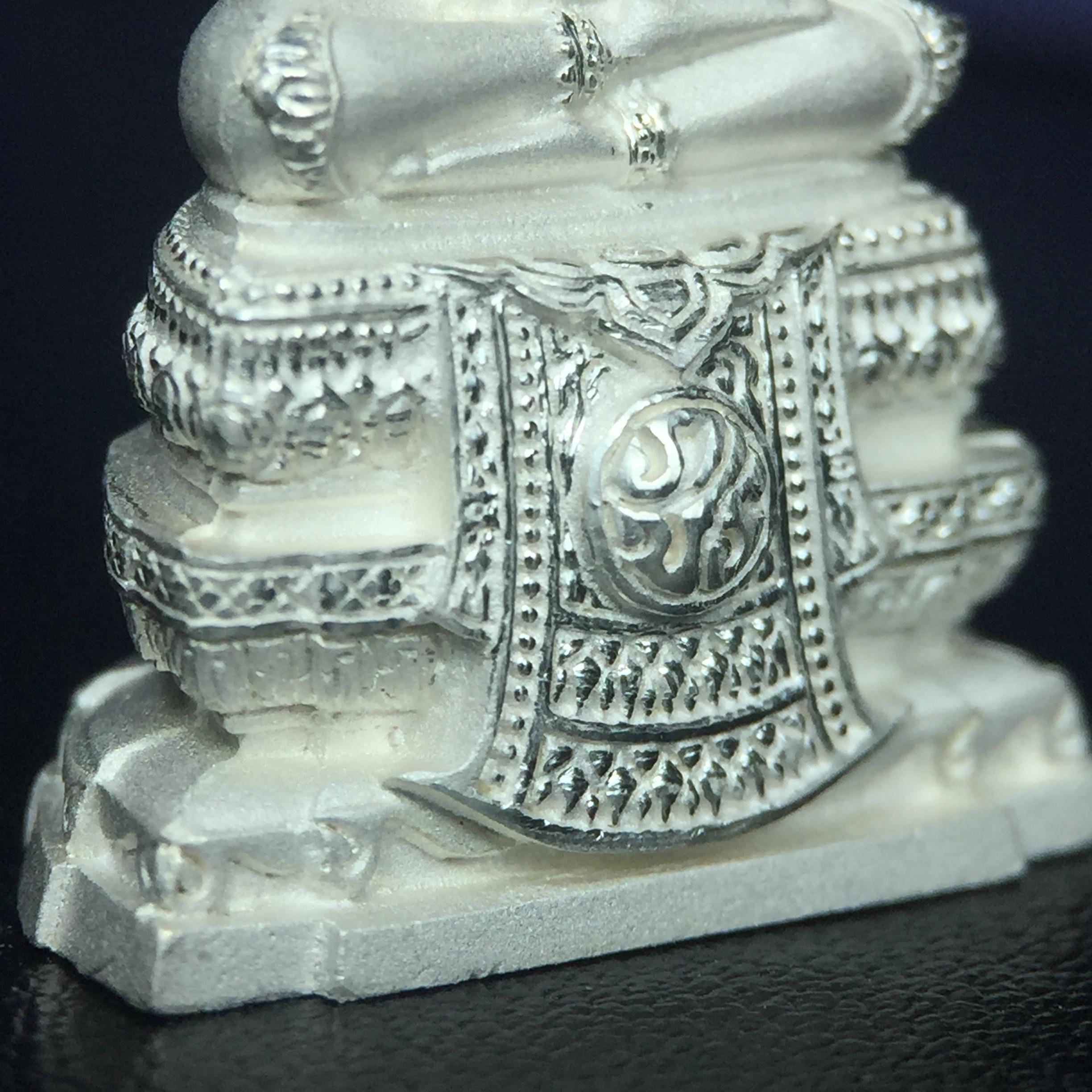 พระแก้วมรกต ภปร. ปี2547 จัดสร้างโดย รพ.ภูมิพลฯ เนื้อเงิน ลอยองค์ หน้าตัก 1/2 นิ้ว งดงามทรงคุณค่าอีกหนึ่งรุ่นยอดนิยม หายาก(1ใน3000องค์)