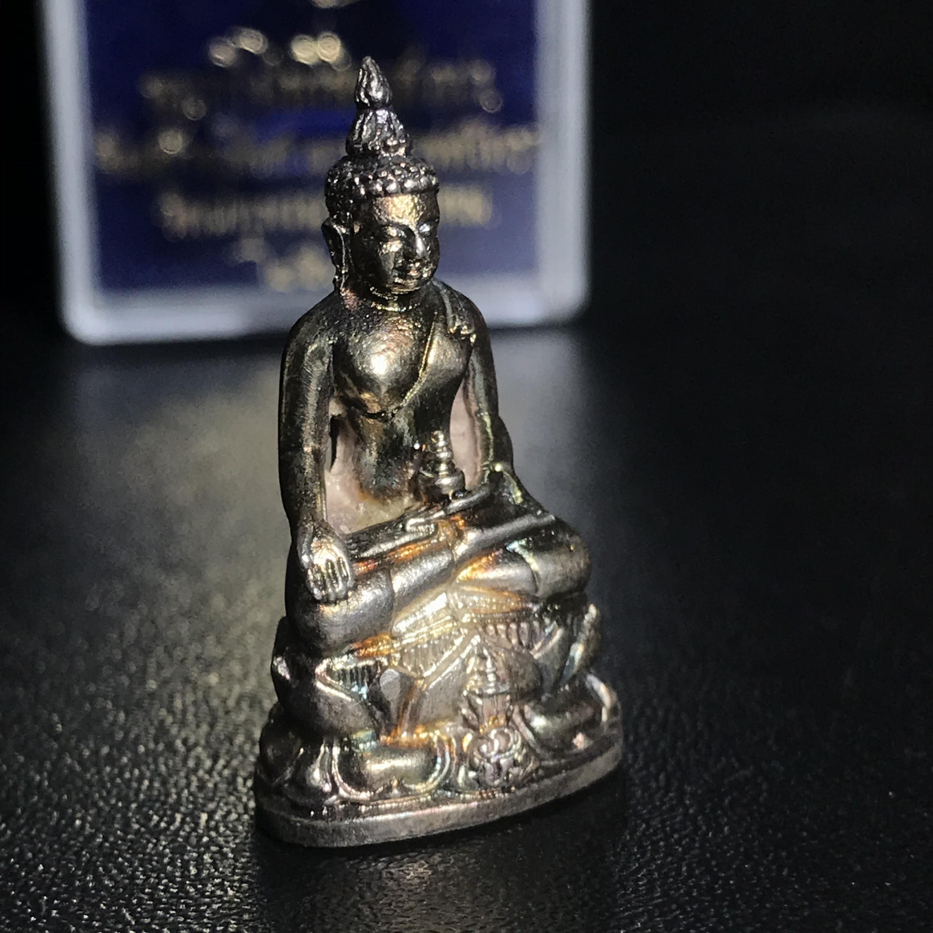 พระกริ่งไพรีพินาศ ภปร. รุ่นแรกของประเทศไทย วัดปทุมวนาราม ปี2535 เนื้อเงินผิวเดิมขึ้นสีรุ้งแบบนิยม งดงามกล่องครบ (ในหลวงรัชกาลที่9เสด็จเททอง)(1ใน3000องค์)