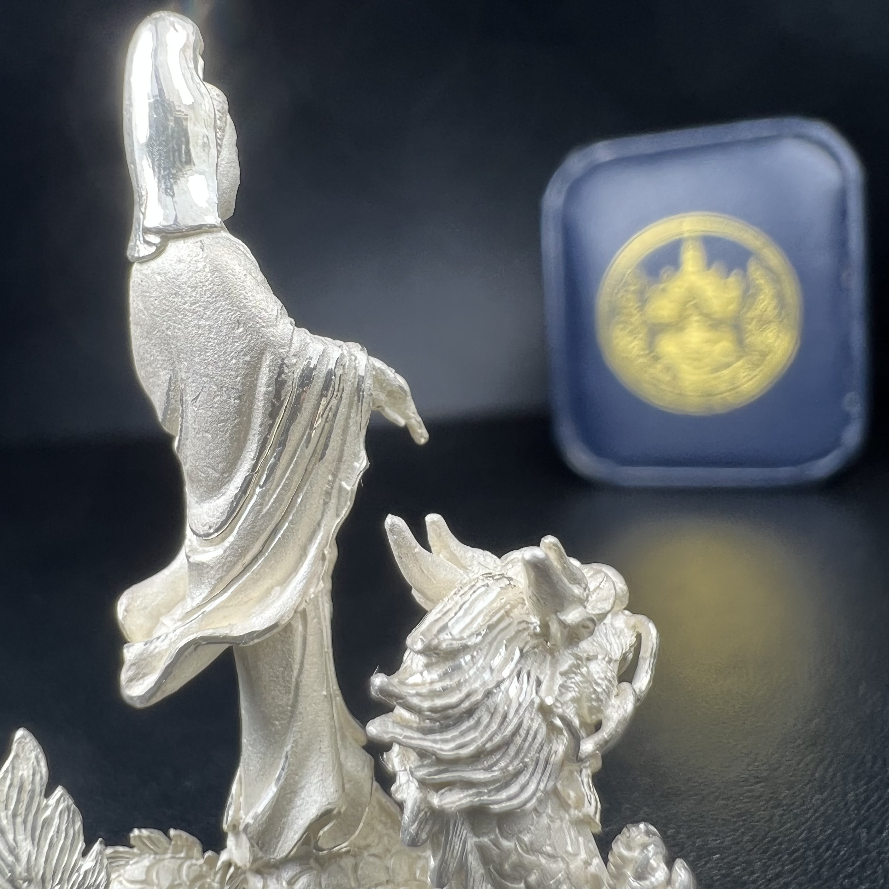 รูปหล่อลอยองค์พระโพธิสัตว์กวนอิม ทรงประทับมังกร จ.ระนอง เนื้อเงิน พิมพ์ใหญ่(สภาพผิว สวยงดงาม ทรงคุณค่า) เฉลิมฉลองในวโรกาสที่พระบาทสมเด็จพระเจ้าอยู่หัวทรงครองสิริราชสมบัติครบ 50 ปี จ.ระนอง พ.ศ.2539