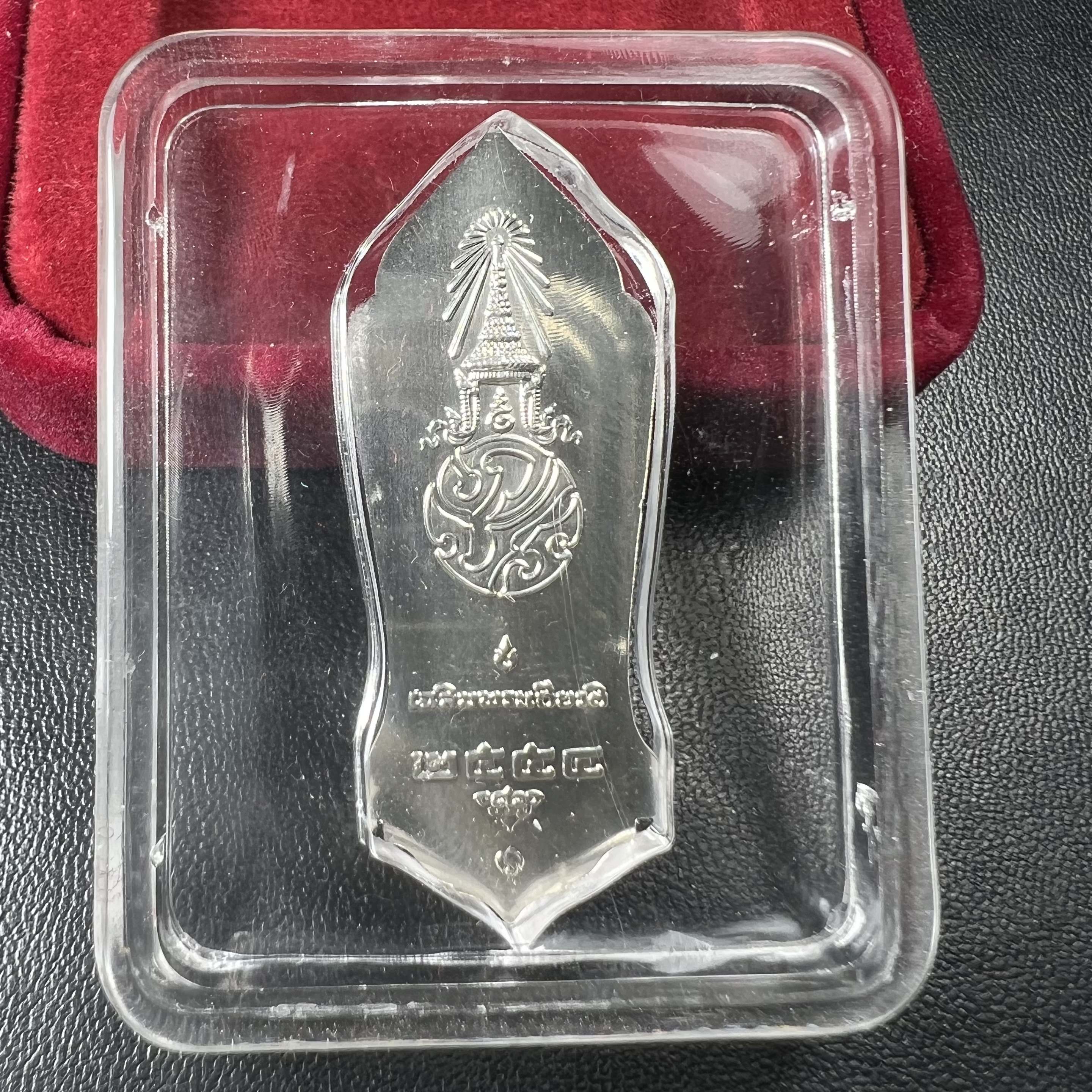 พระพุทธธรรมิกราชบพิตร ภปร. เฉลิมพระเกียรติ 2554 วัดบวรนิเวศวิหาร ขนาดสูง 4.5 ซม. เนื้อเงิน(ตอกโค๊ด Ag)(หายากพบเจอน้อยมาก)ผลิตโดย สำนักกษาปณ์ กรมธนารักษ์ พิธีพุทธาภิเษก ณ พระอุโบสถวัดบวรนิเวศวิหาร สภาพสวย กล่องบรรจุเดิมครบสมบูรณ์(1 ใน 2555 เหรียญ)หายาก