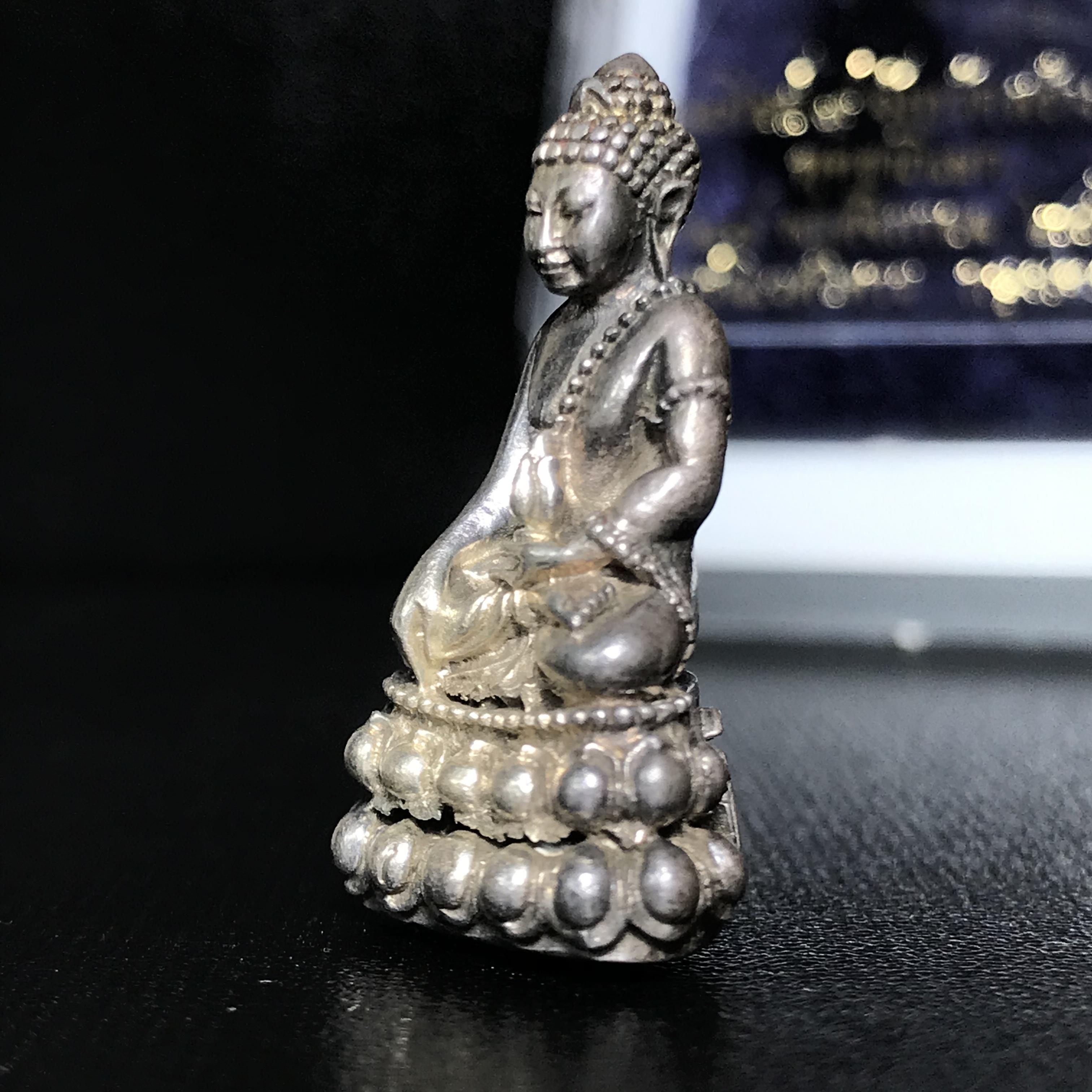 พระกริ่งภูริทัตโต (หลวงปู่มั่น ภูริทัตโต) เนื้อเงิน ปี 2520 สุดยอดพระเกจิสายวิปัสสนากรรมฐานปลุกเสก (สมเด็จพระญาณสังวรเป็นประธานเททอง)(สภาพสวยครบกล่องเดิม)