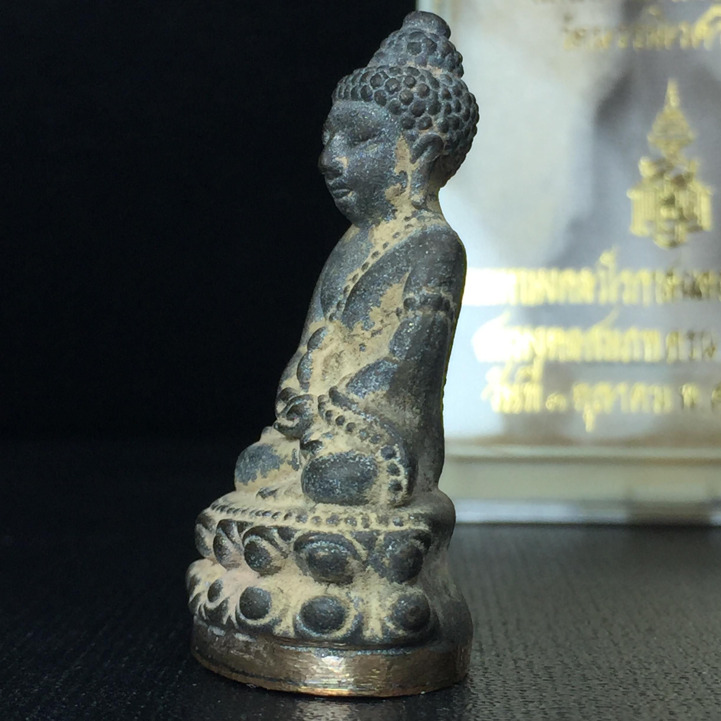 พระกริ่งชินบัญชรฉลองพระชันษา 100 ปี สมเด็จพระญาณสังวร วัดบวรนิเวศวิหาร ปี 2556 เนื้อนวโลหะผสมทองคำก้นทองแดง พิธีใหญ่ มวลสารเด่น นิยม(1 ใน 2556 องค์)