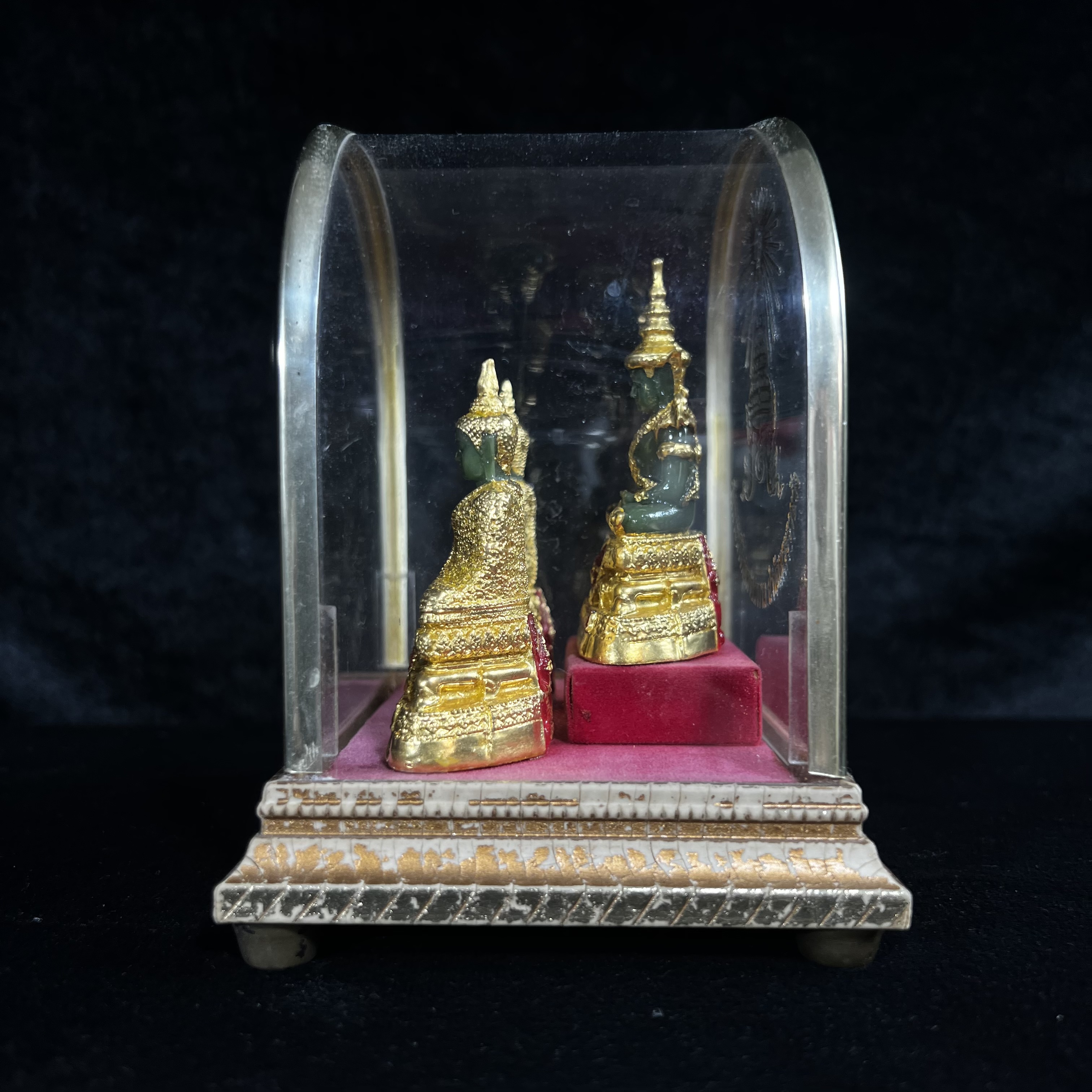 พระพุทธมหามณีรัตนปฏิมากร(พระแก้วมรกต) วัดพระศรีรัตนศาสดาราม สำนักพระราชวัง จัดสร้าง พิมพ์ทรงเครื่อง 3 ฤดู(ร้อน ฝน หนาว) หน้าตัก 2 นิ้วพร้อมครอบตู้เดิม(บรรจุมวลสารใต้ฐาน)