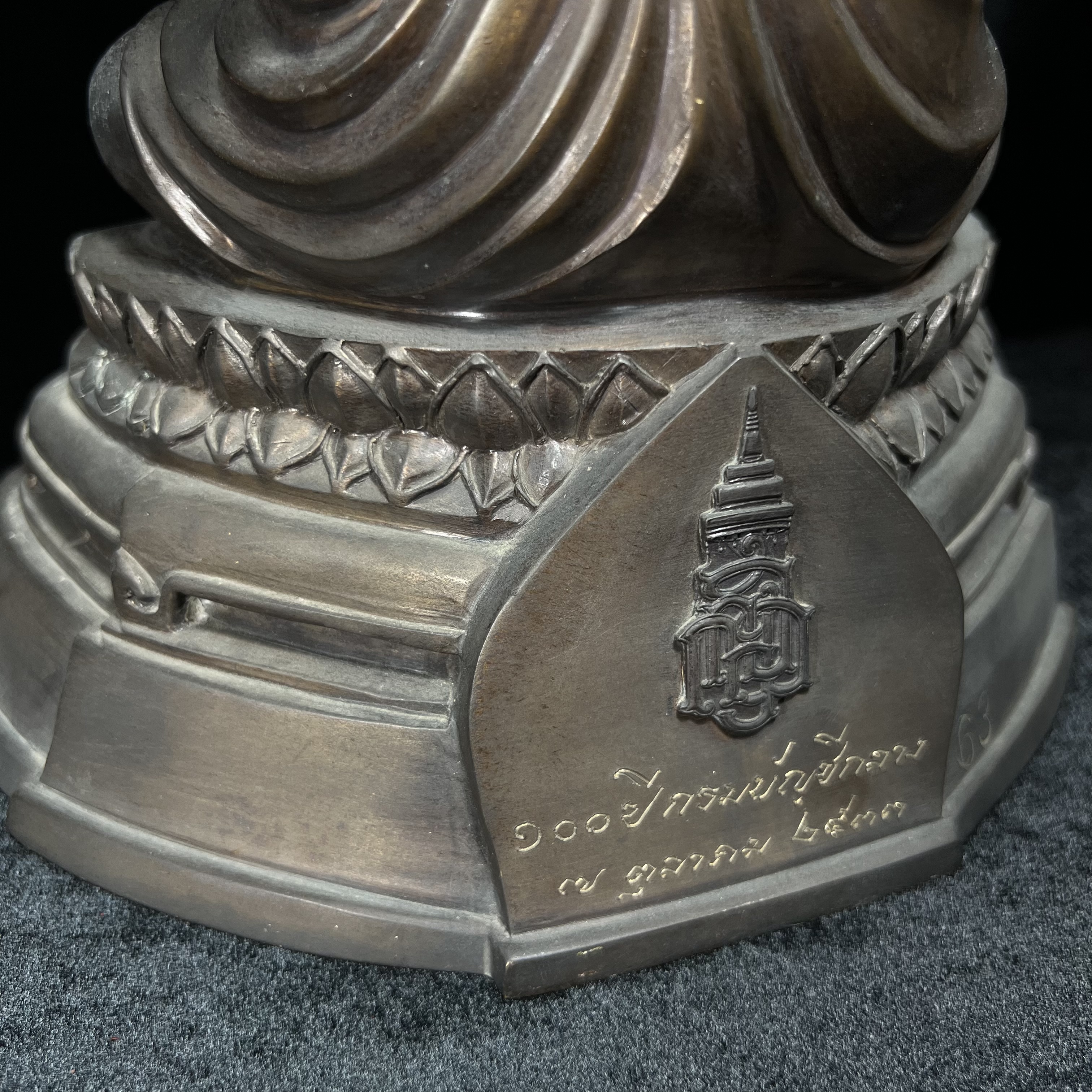 พระพุทธสิทธัตถศาสดา 100 ปี กรมบัญชีกลาง พ.ศ.2533(รุ่นแรก) เนื้อโลหะสำริด รมมันปู หน้าตัก 5.9 นิ้ว (พิธีใหญ่ ศิลป์สวย หายาก)(พระราชทานเม็ดพระธาตุ บรรจุมวลสารใต้ฐานองค์พระ)องค์หมายเลข 63(ผลรวมได้ 9 เลขมหามงคลเจริญก้าวหน้าในทุกด้าน)