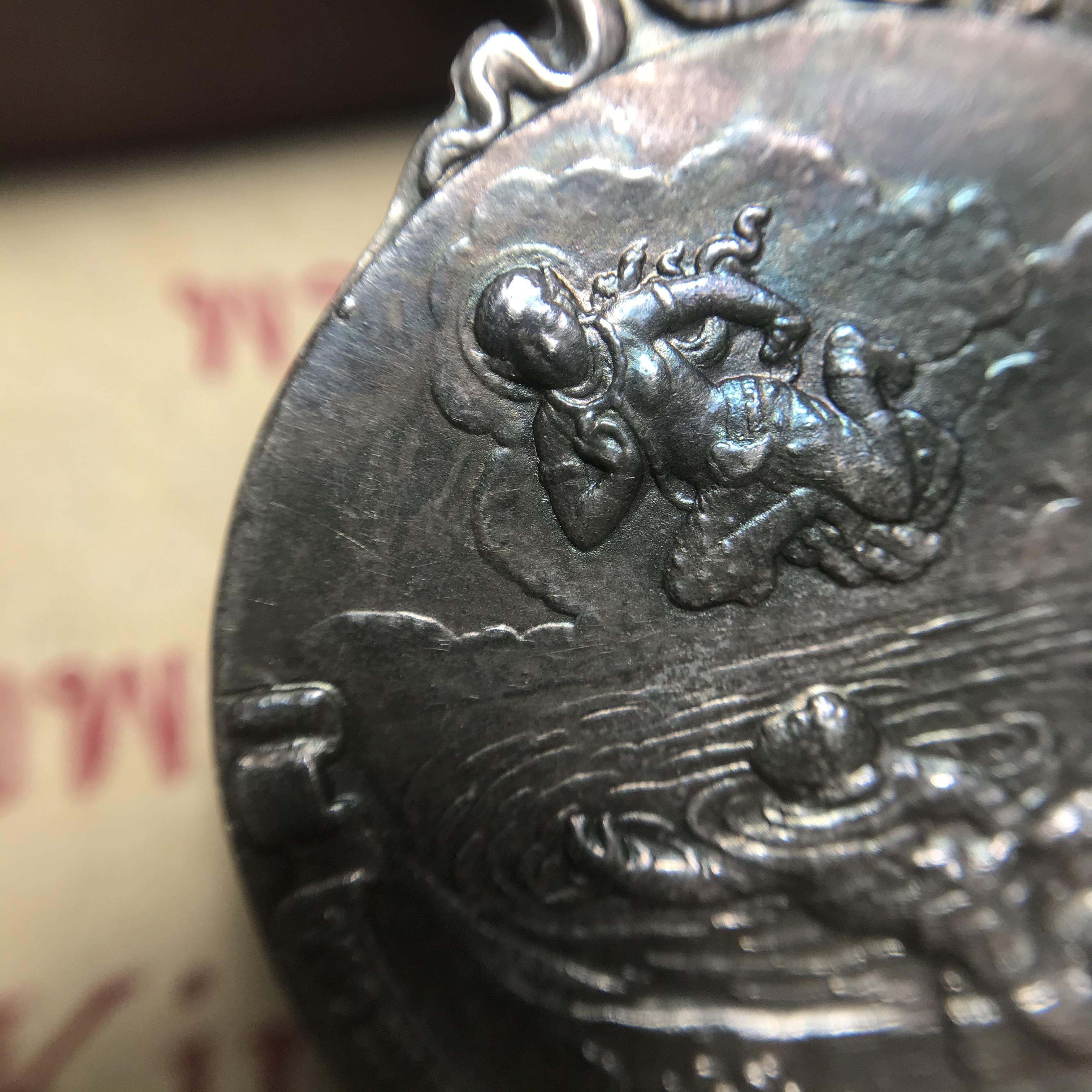 เหรียญพระมหาชนก ปี2539(รุ่นแรก) เนื้อเงิน พิมพ์ใหญ่บล็อกนิยม(ปอ ขาด) ผิวเดิมสีรุ้งธรรมชาติแบบนิยม พร้อมหนังสือสภาพสวยครบชุด(ในหลวงเสด็จเป็นประธานในพิธี)